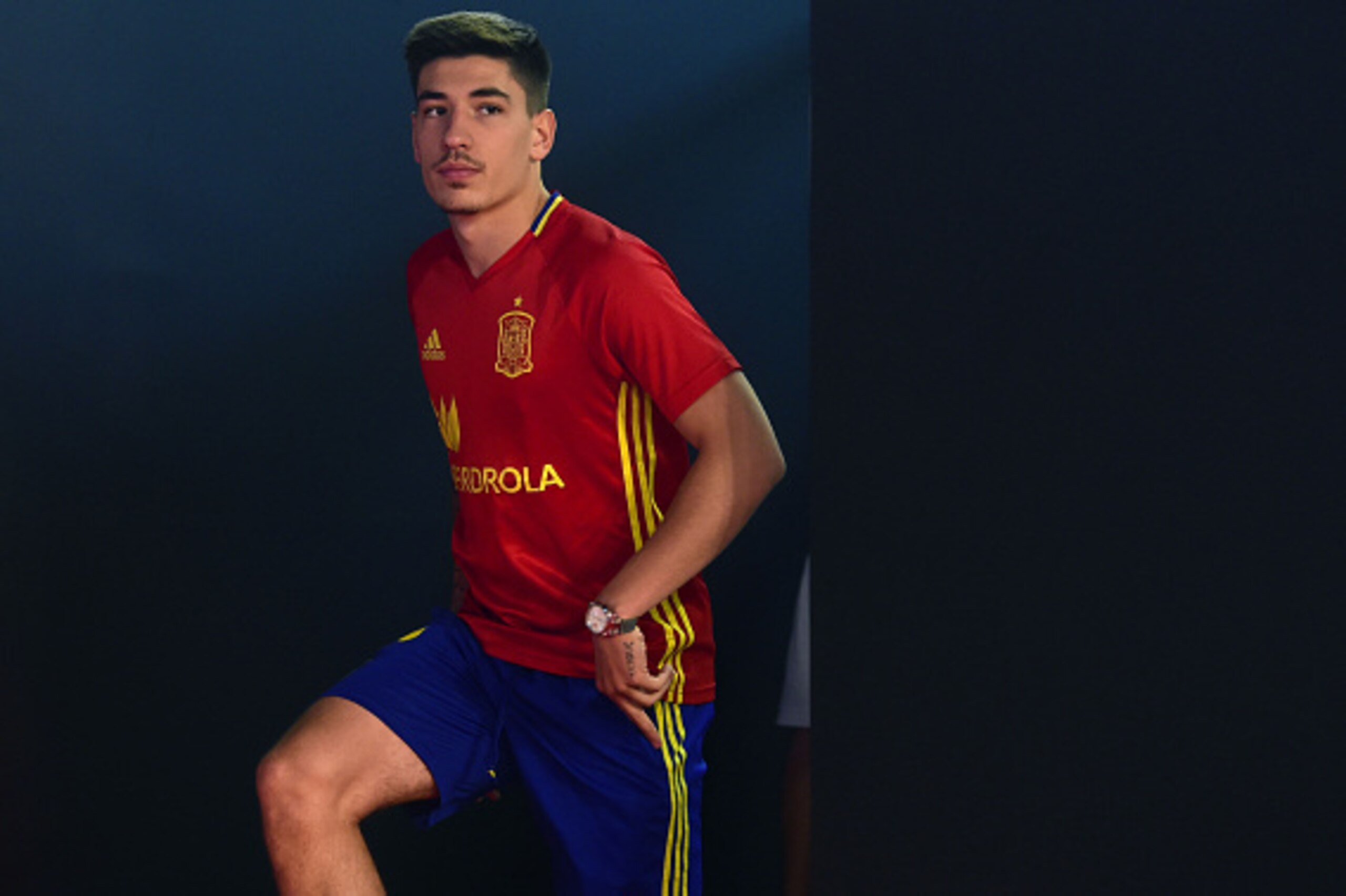 Spain's defender Hector Bellerin arrives to take part in a press conference at Saint-Martin-de-Re stadium on June 10, 2016, prior the start of the Euro 2016 football tournament. / AFP / PIERRE-PHILIPPE MARCOU        (Photo credit should read PIERRE-PHILIP