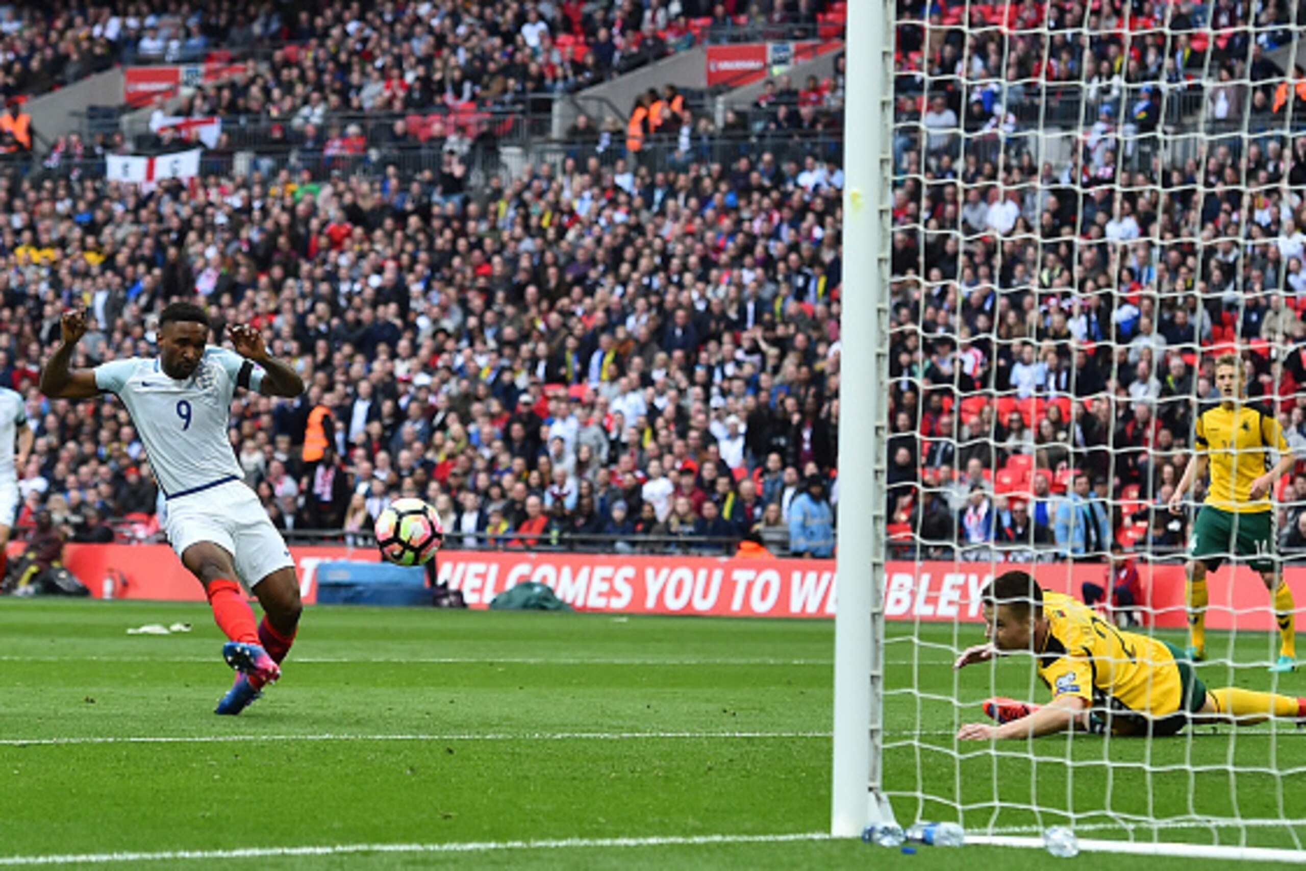 England's striker Jermain Defoe (L) scores his team's first goal during the World Cup 2018 qualification football match between England and Lithuania at Wembley Stadium in London on March 26, 2017.  / AFP PHOTO / Glyn KIRK / NOT FOR MARKETING OR ADVERTISI