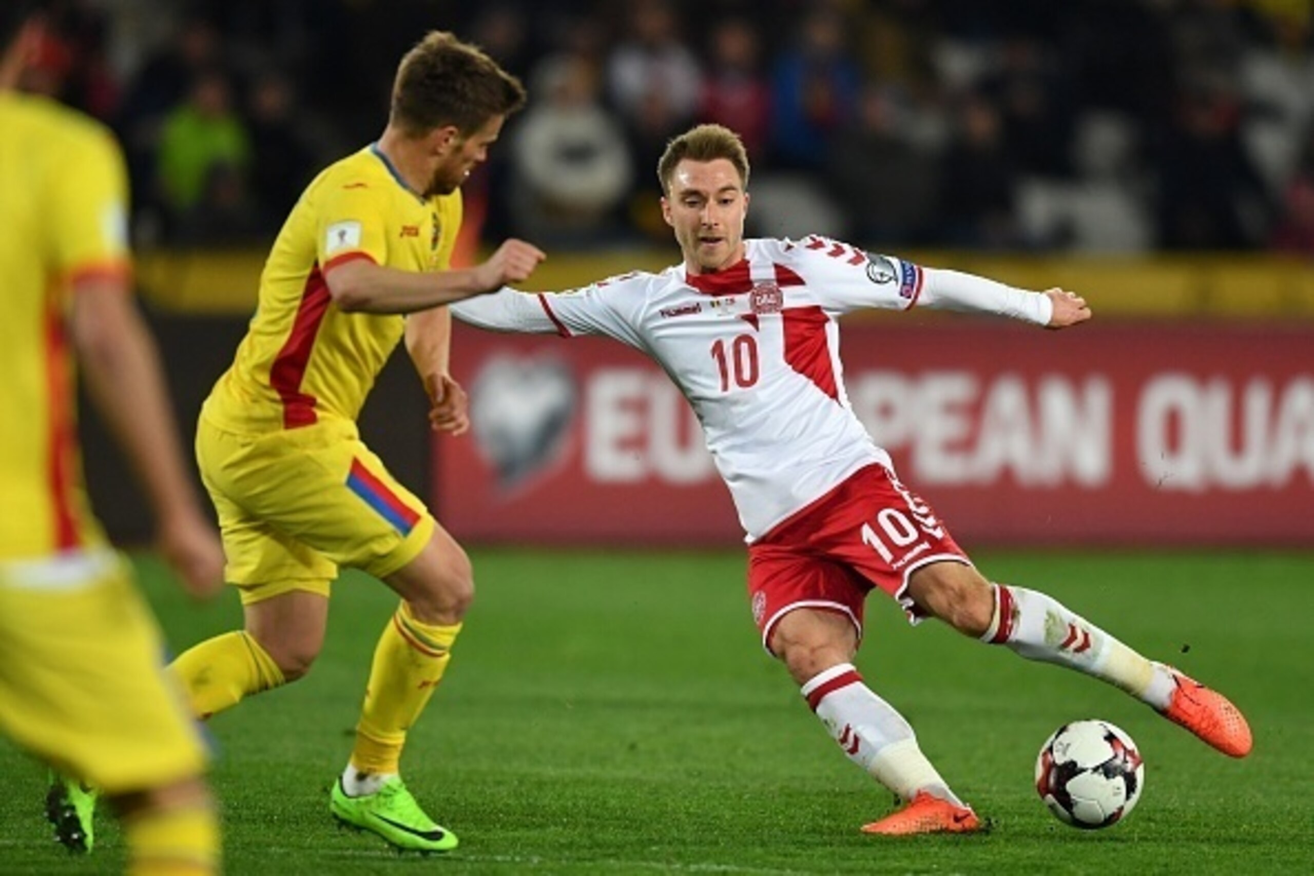 Mihai Pintilii (L) of Romania vies with Christian Eriksen (R) of Denmark during the FIFA World Cup 2018 qualification football match between Romania and Denmark in Cluj-Napoca, Romania, on March 26, 2017.  / AFP PHOTO / DANIEL MIHAILESCU        (Photo cre