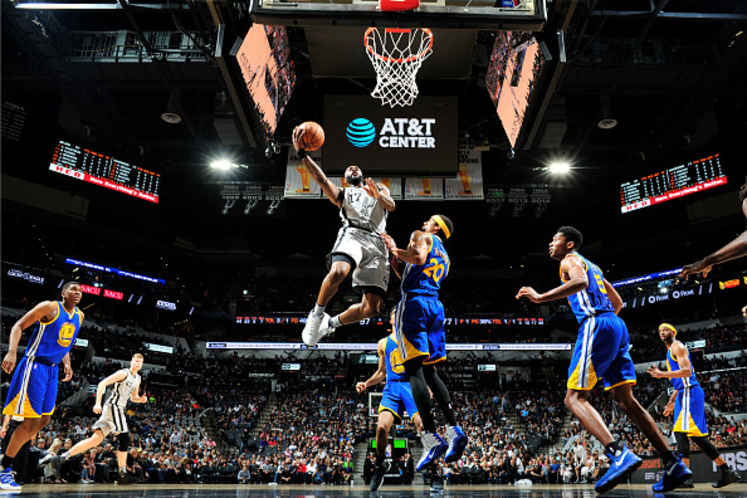 SAN ANTONIO, TX - MARCH 11: Jonathon Simmons #17 of the San Antonio Spurs shoots a lay up against the Golden State Warriors on March 11, 2017 at the AT&T Center in San Antonio, Texas. NOTE TO USER: User expressly acknowledges and agrees that, by downloadi