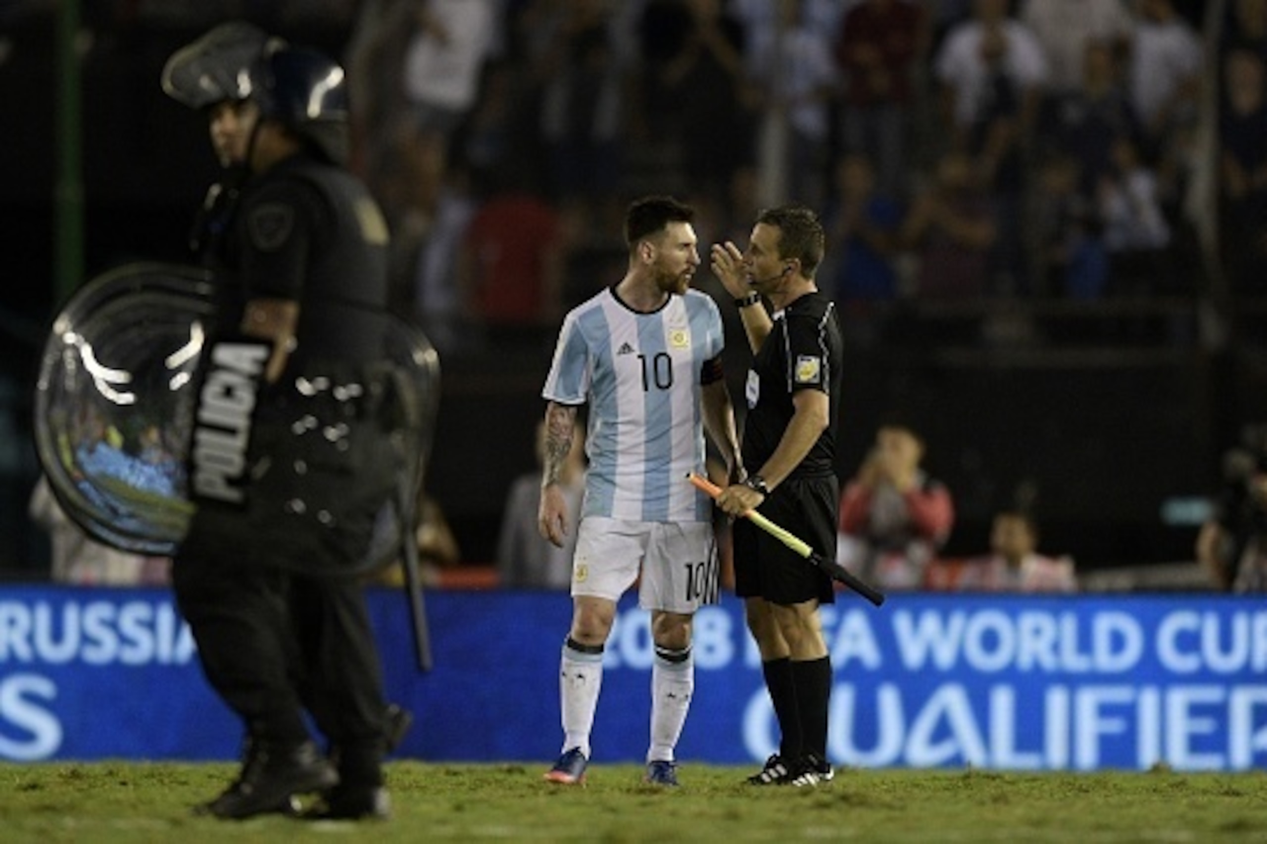 Argentina's Lionel Messi speaks with the linesman during their 2018 FIFA World Cup qualifier football match against Chile at the Monumental stadium in Buenos Aires, Argentina, on March 23, 2017. / AFP PHOTO / Juan Mabromata        (Photo credit should rea