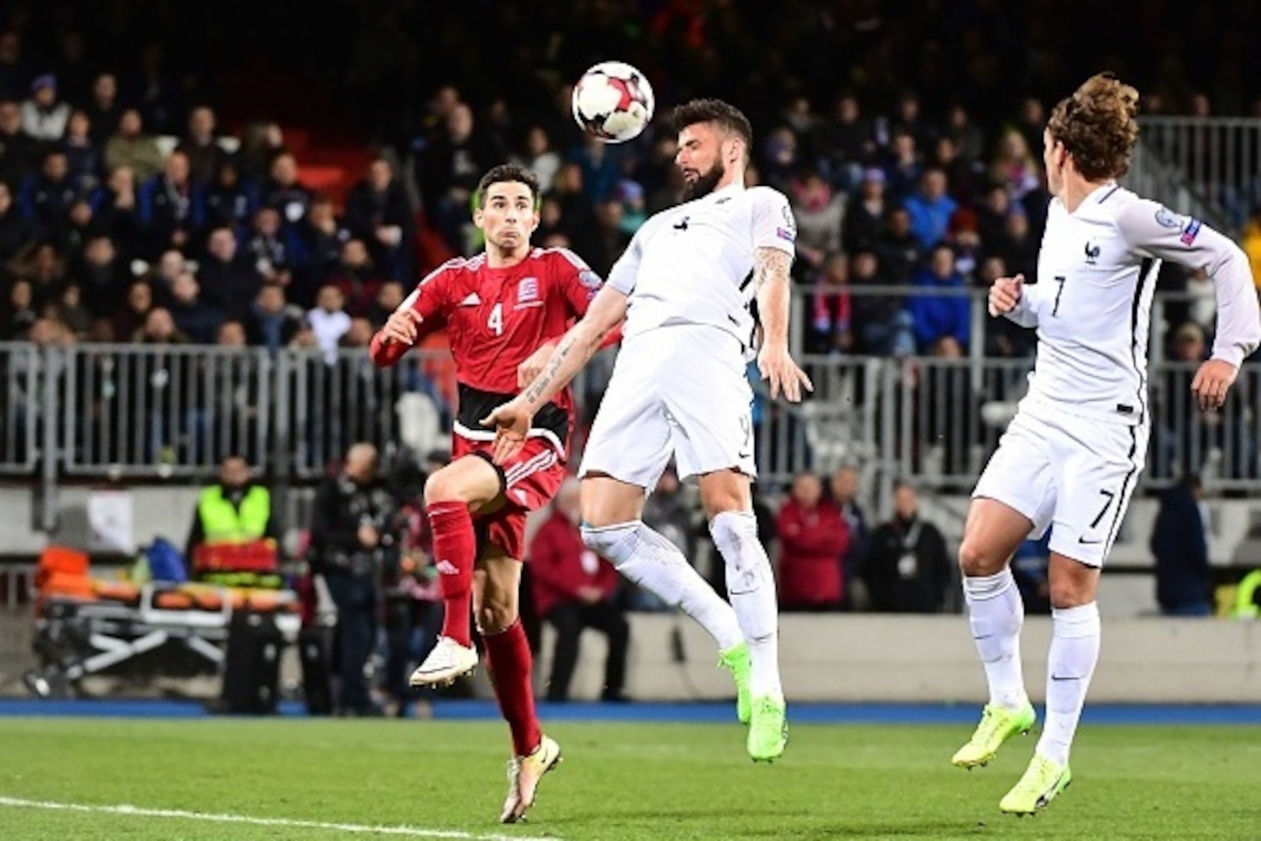 France's forward Olivier Giroud (C) scores the third goal during the FIFA World Cup 2018 qualifying football match Luxembourg vs France on March 25, 2017 at Josy Bartel stadium in Luxembourg.  / AFP PHOTO / EMMANUEL DUNAND        (Photo credit should read