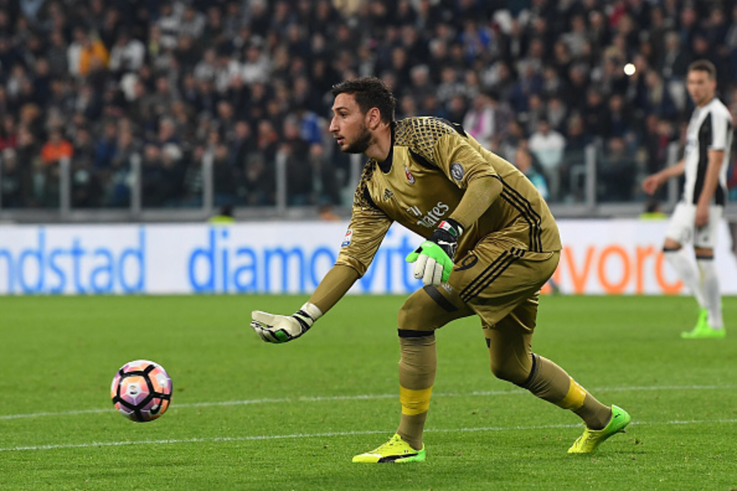 TURIN, ITALY - MARCH 10:  Gianluigi Donnarumma of AC Milan shoots the ball during the Serie A match between Juventus FC and AC Milan at Juventus Stadium on March 10, 2017 in Turin, Italy.  (Photo by Valerio Pennicino/Getty Images)