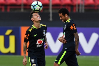 Brazil's team players Philippe Coutinho (L) and Neymar (R) take part in a training session at the Morumbi stadium in Sao Paulo, Brazil on March 25, 2017 ahead of a 2018 FIFA World Cup qualifier match against Paraguay on March 28 in Sao Paulo, Brazil. / AF