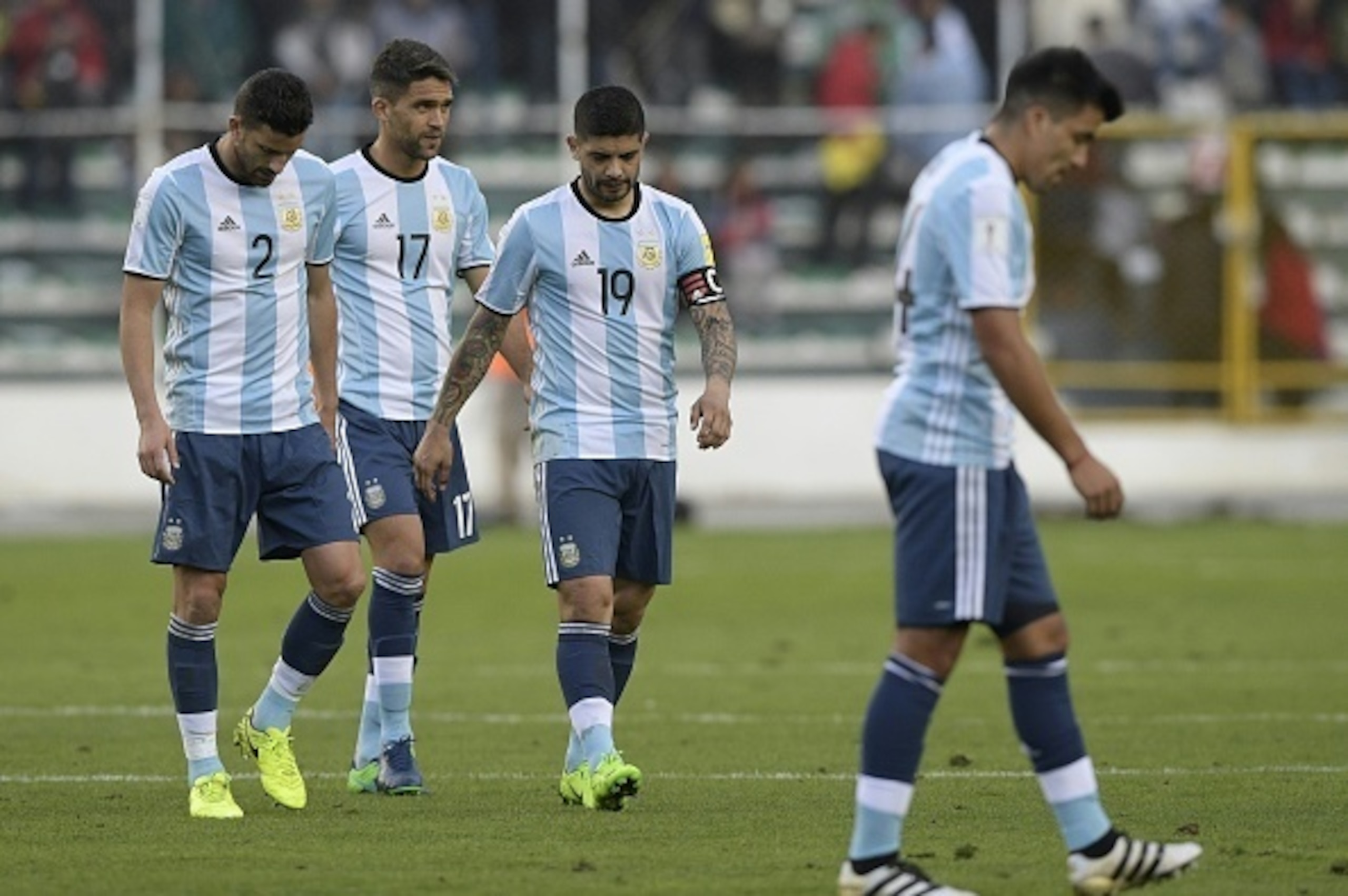 (L-R) Argentina's Mateo Mussacchio, Matias Caruzzo (2nd-L) and Ever Banega leave the field after losing their 2018 FIFA World Cup qualifier football match against Bolivia in La Paz, on March 28, 2017. / AFP PHOTO / JUAN MABROMATA        (Photo credit shou