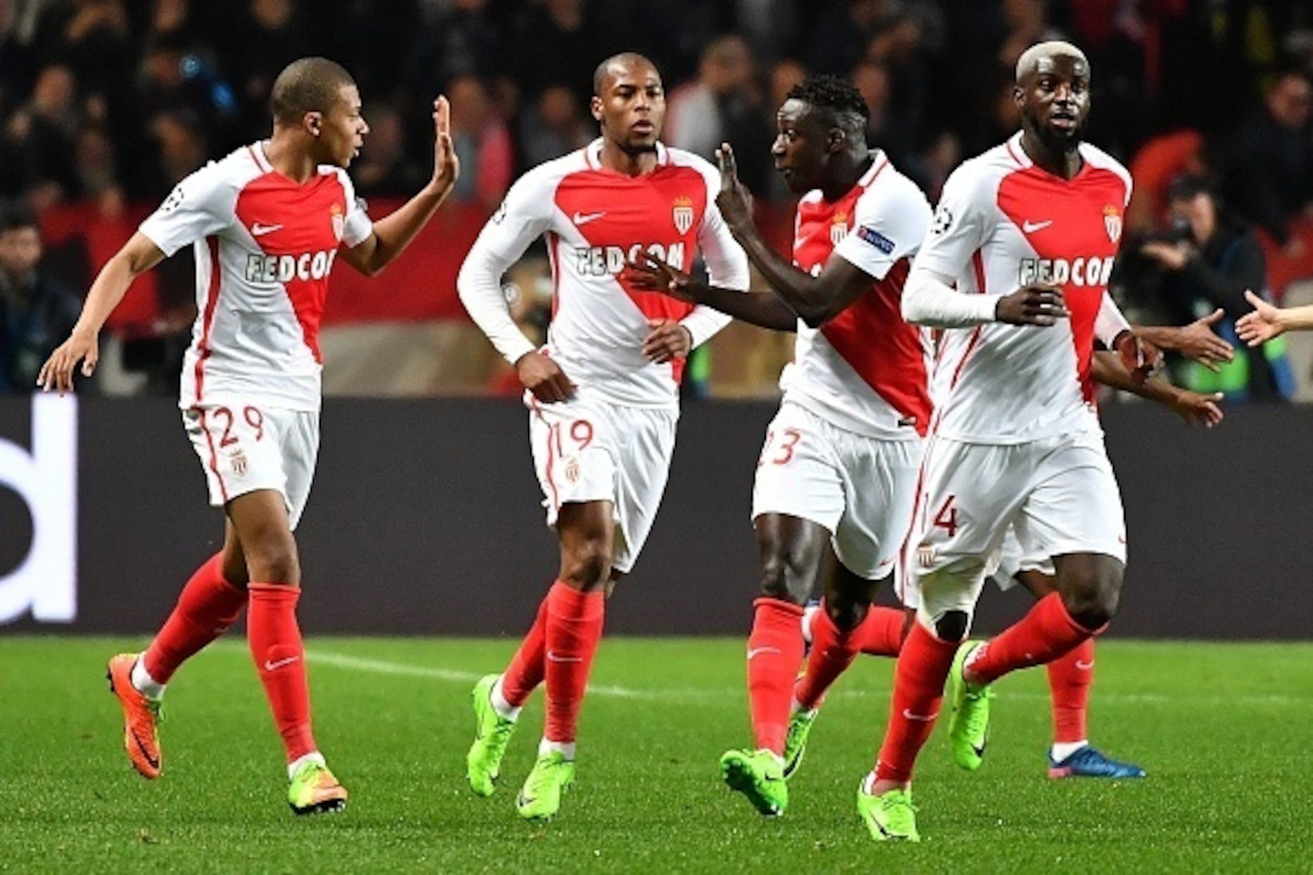 Monaco's French forward Kylian Mbappe Lottin (L) celebrates with teammates after scoring a goal during the UEFA Champions League round of 16 football match between Monaco and Manchester City at the Stade Louis II in Monaco on March 15, 2017. / AFP PHOTO /