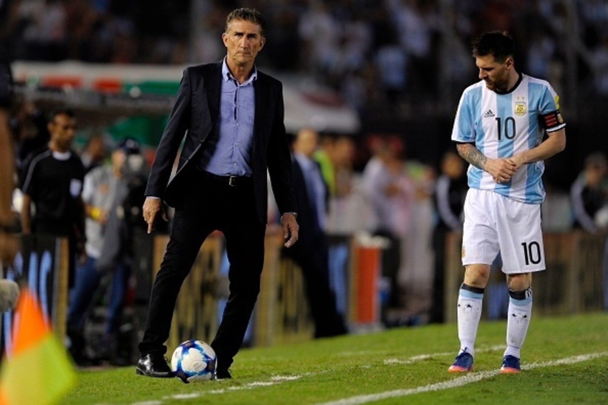 Argentina's coach Edgardo Bauza gestures next to Argentina's forward Lionel Messi (R) during their 2018 FIFA World Cup qualifier football match against Chile at the Monumental stadium in Buenos Aires, Argentina, on March 23, 2017. / AFP PHOTO / ALEJANDRO 