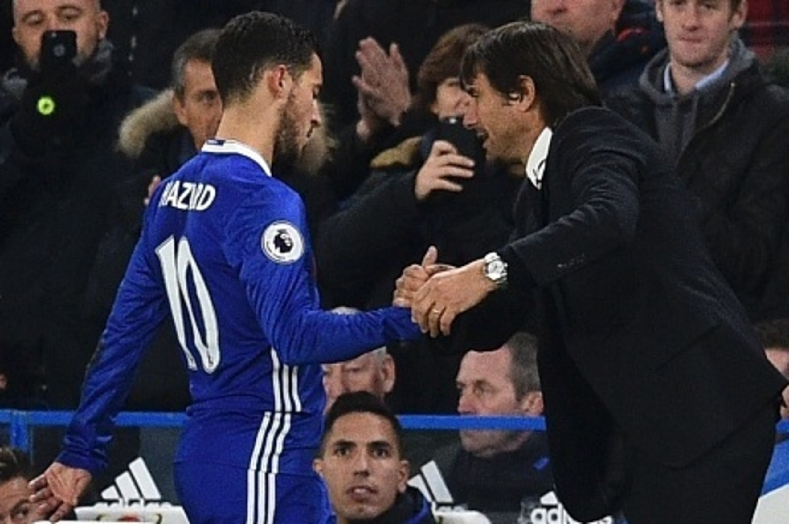 Chelsea's Belgian midfielder Eden Hazard shakes the hand of Chelsea's Italian head coach Antonio Conte (R) after being substituted during the English Premier League football match between Chelsea and Everton at Stamford Bridge in London on November 5, 201