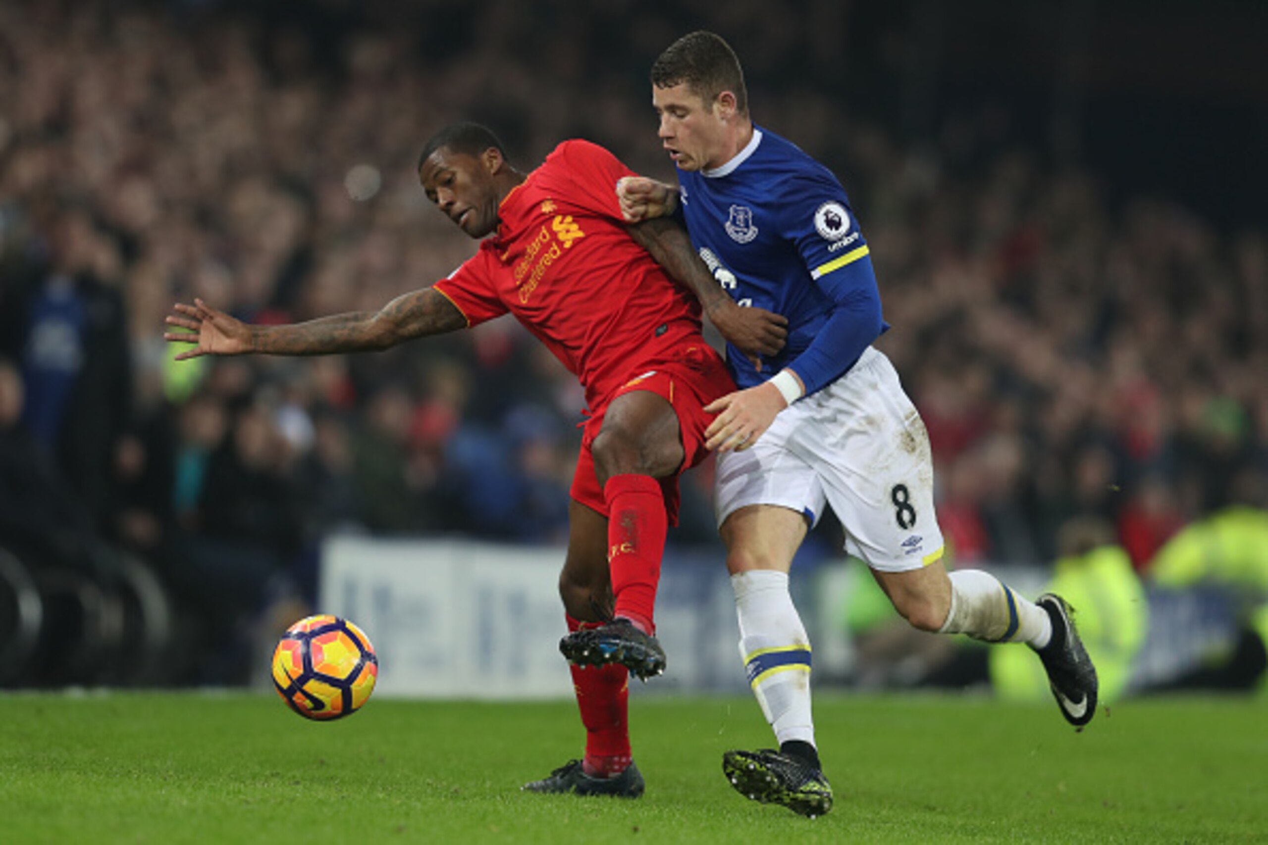 LIVERPOOL, ENGLAND - DECEMBER 19: Georgina Wijnaldum of Liverpool (l) and Ross Barkley of Everton during the Premier League match between Everton and Liverpool at Goodison Park on December 19, 2016 in Liverpool, England. (Photo by Chris Brunskill Ltd/Gett