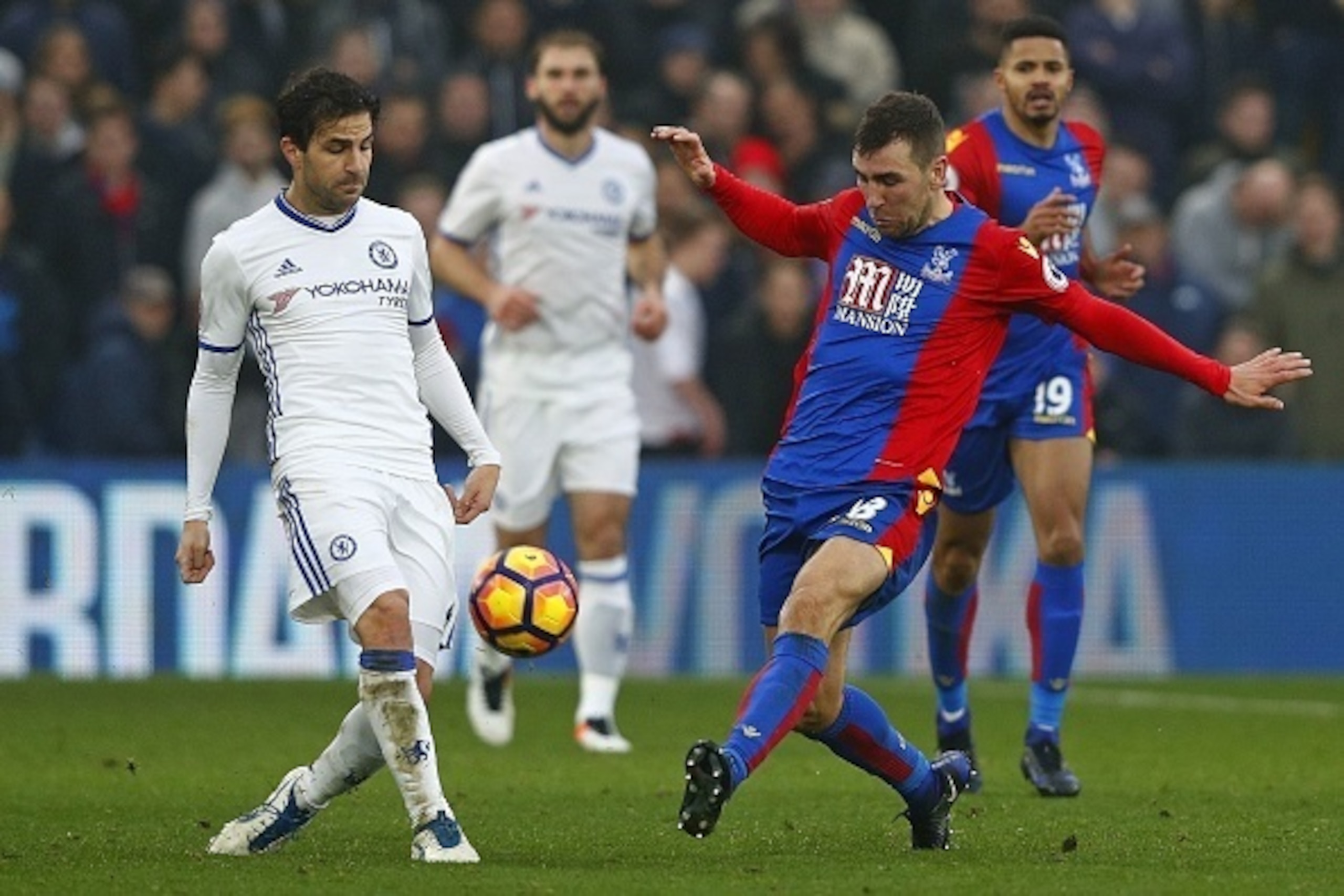 Chelsea's Spanish midfielder Cesc Fabregas (L) vies with Crystal Palace's Scottish midfielder James McArthur during the English Premier League football match between Crystal Palace and Chelsea at Selhurst Park in south London on December 17, 2016.
Chelsea