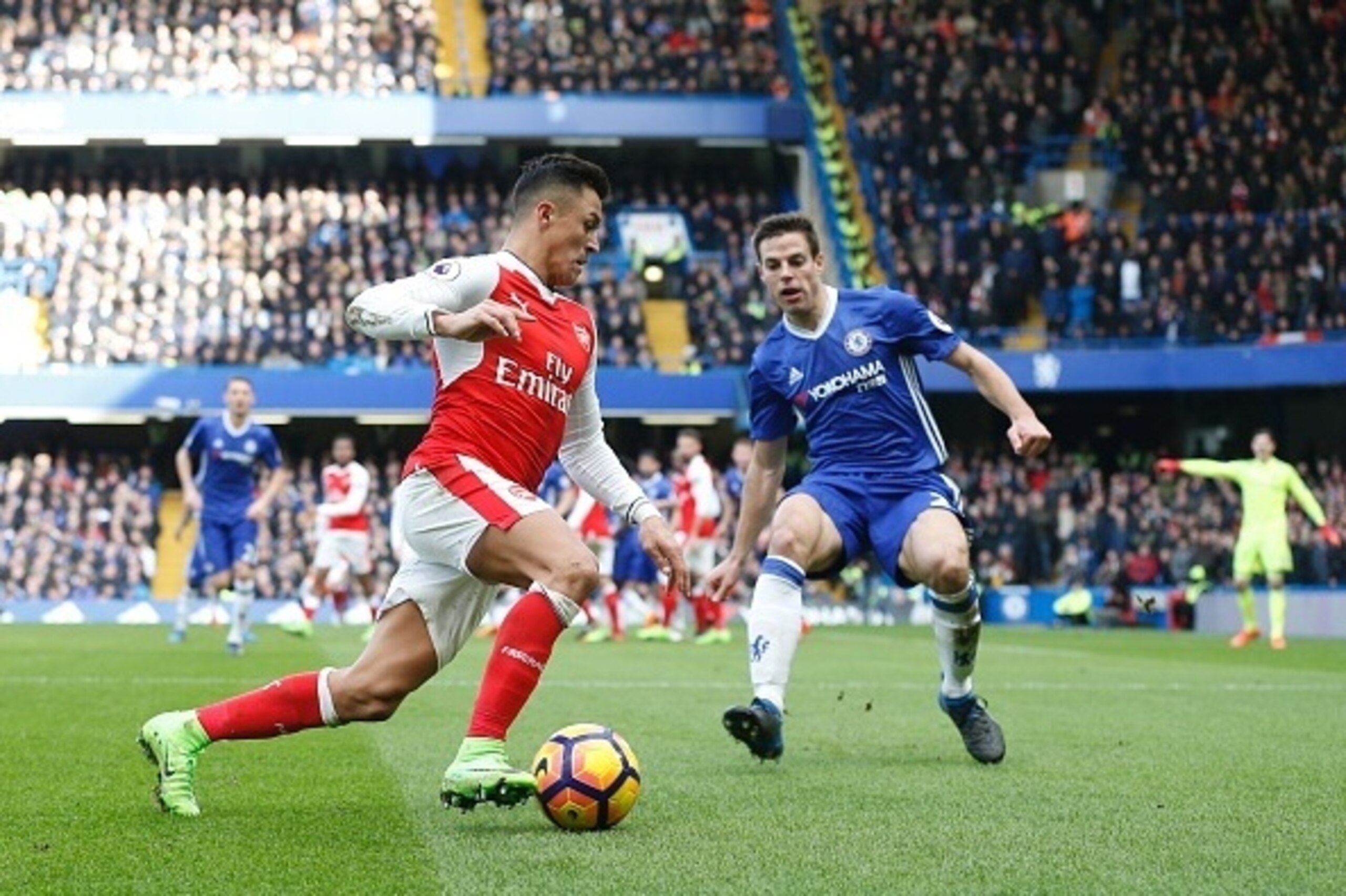 Arsenal's Chilean striker Alexis Sanchez (L) takes on Chelsea's Spanish defender Cesar Azpilicueta (R) during the English Premier League football match between Chelsea and Arsenal at Stamford Bridge in London on February 4, 2017. / AFP / Ian KINGTON / RES