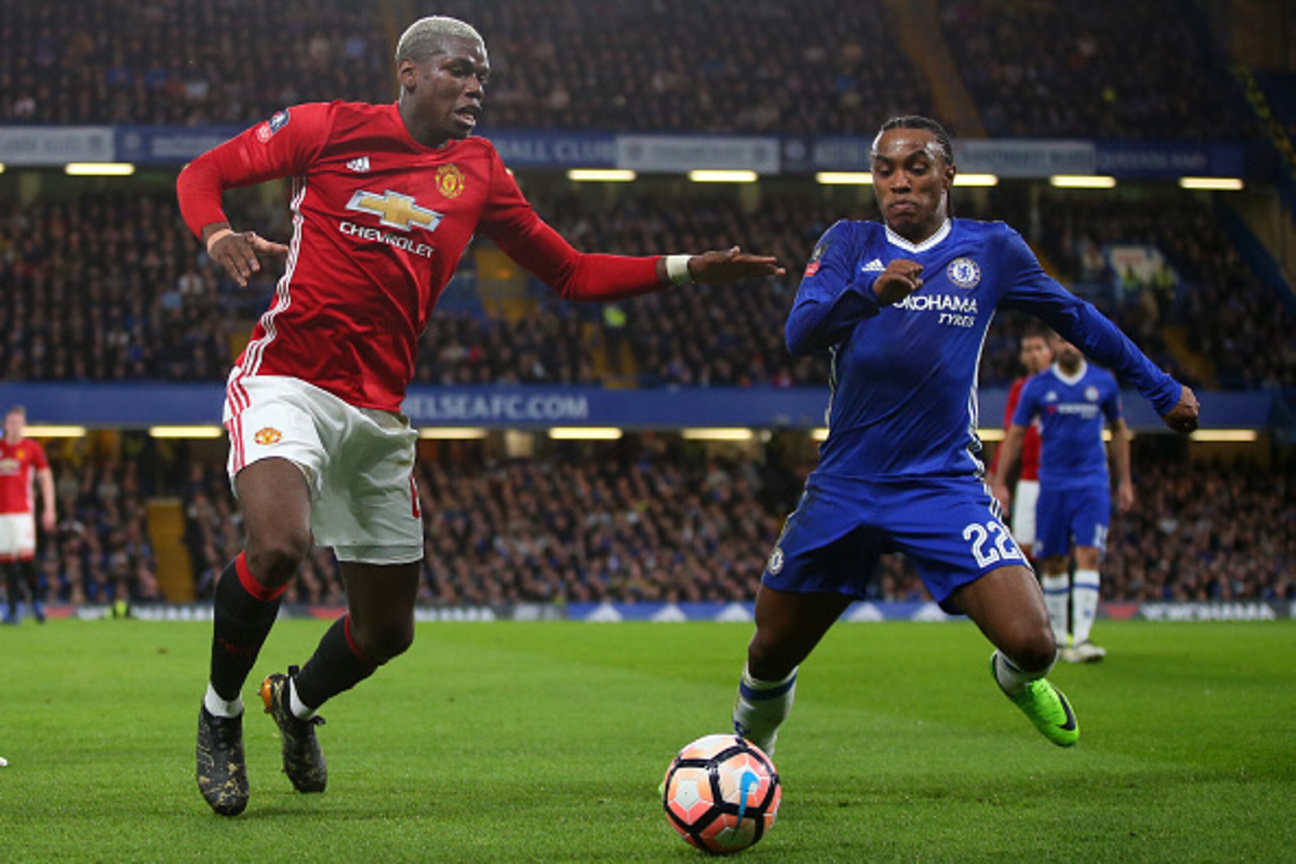 LONDON, ENGLAND - MARCH 13: Paul Pogba of Manchester United and Willian of Chelsea during The Emirates FA Cup Quarter-Final match between Chelsea and Manchester United at Stamford Bridge on March 13, 2017 in London, England. (Photo by Catherine Ivill - AM LONDON, ENGLAND - MARCH 13: Paul Pogba of Manchester United and Willian of Chelsea during The Emirates FA Cup Quarter-Final match between Chelsea and Manchester United at Stamford Bridge on March 13, 2017 in London, England. (Photo by Catherine Ivill - AM