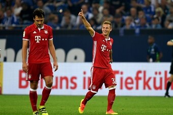 Bayern Munich's midfielder Joshua Kimmich celebrates scoring the 0-2 goal during the German first division Bundesliga football match between Schalke 04 and FC Bayern Munich in Gelsenkirchen, western Germany on September 9, 2016. / AFP / PATRIK STOLLARZ / 