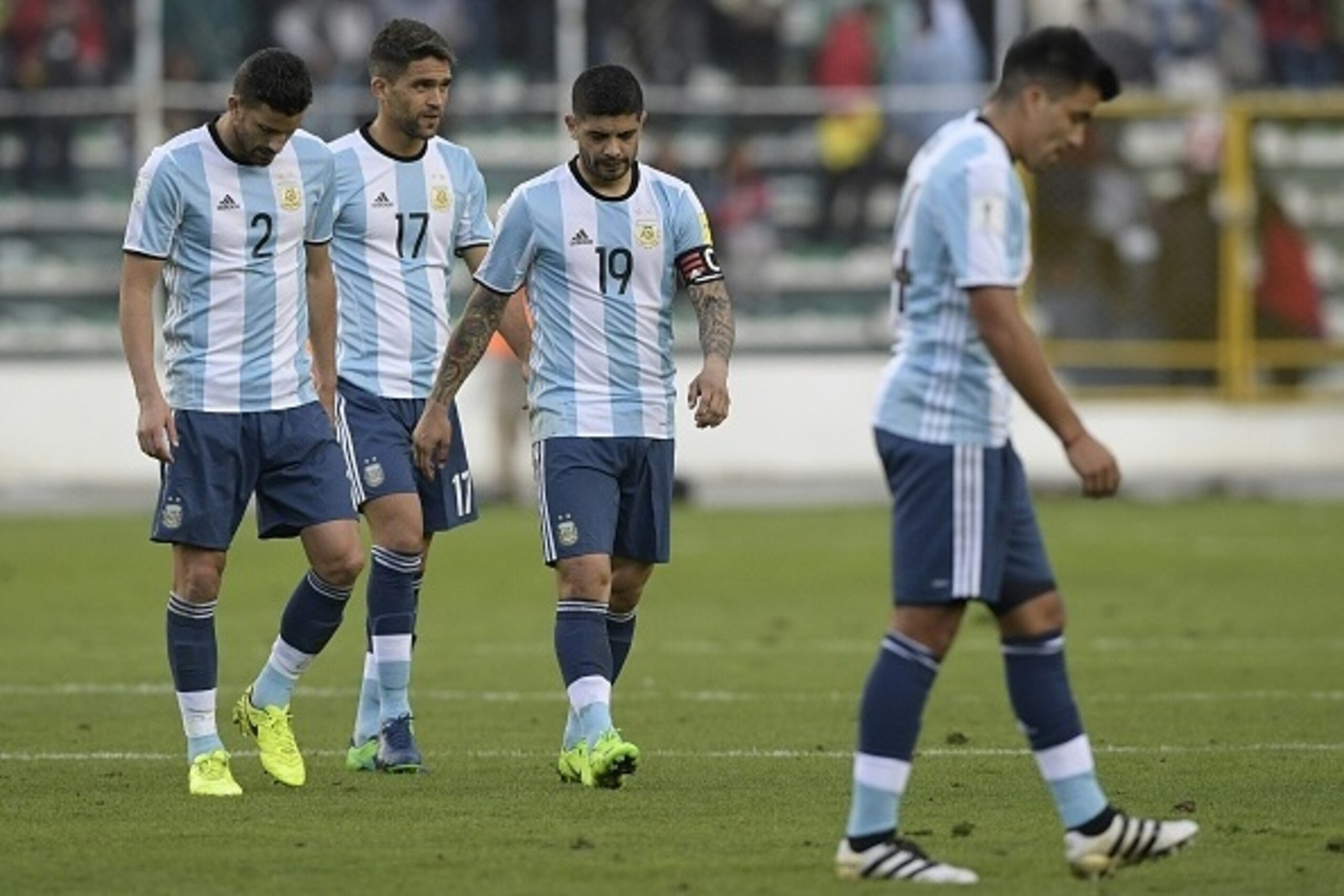 (L-R) Argentina's Mateo Mussacchio, Matias Caruzzo (2nd-L) and Ever Banega leave the field after losing their 2018 FIFA World Cup qualifier football match against Bolivia in La Paz, on March 28, 2017. / AFP PHOTO / JUAN MABROMATA        (Photo credit shou