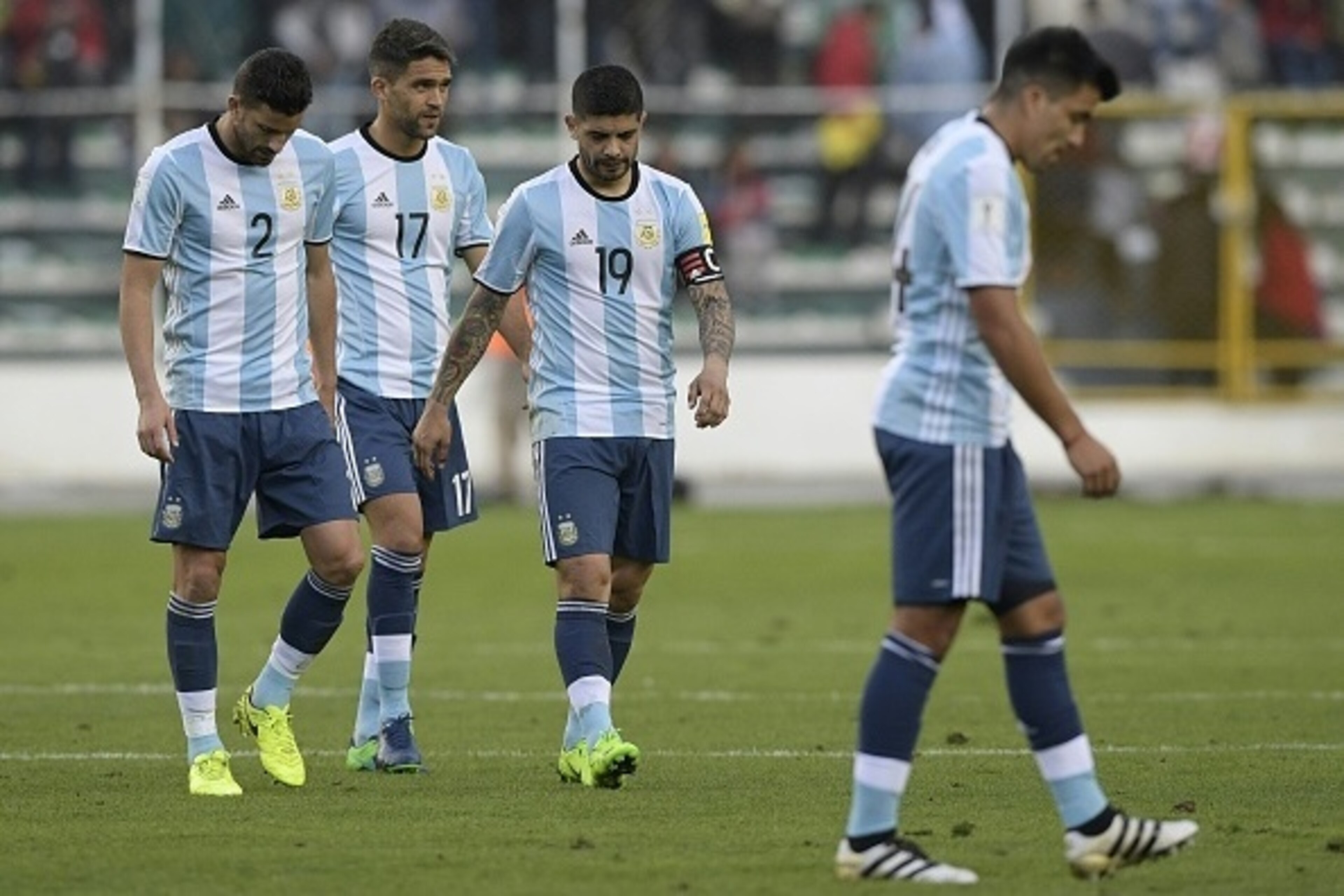 (L-R) Argentina's Mateo Mussacchio, Matias Caruzzo (2nd-L) and Ever Banega leave the field after losing their 2018 FIFA World Cup qualifier football match against Bolivia in La Paz, on March 28, 2017. / AFP PHOTO / JUAN MABROMATA        (Photo credit shou