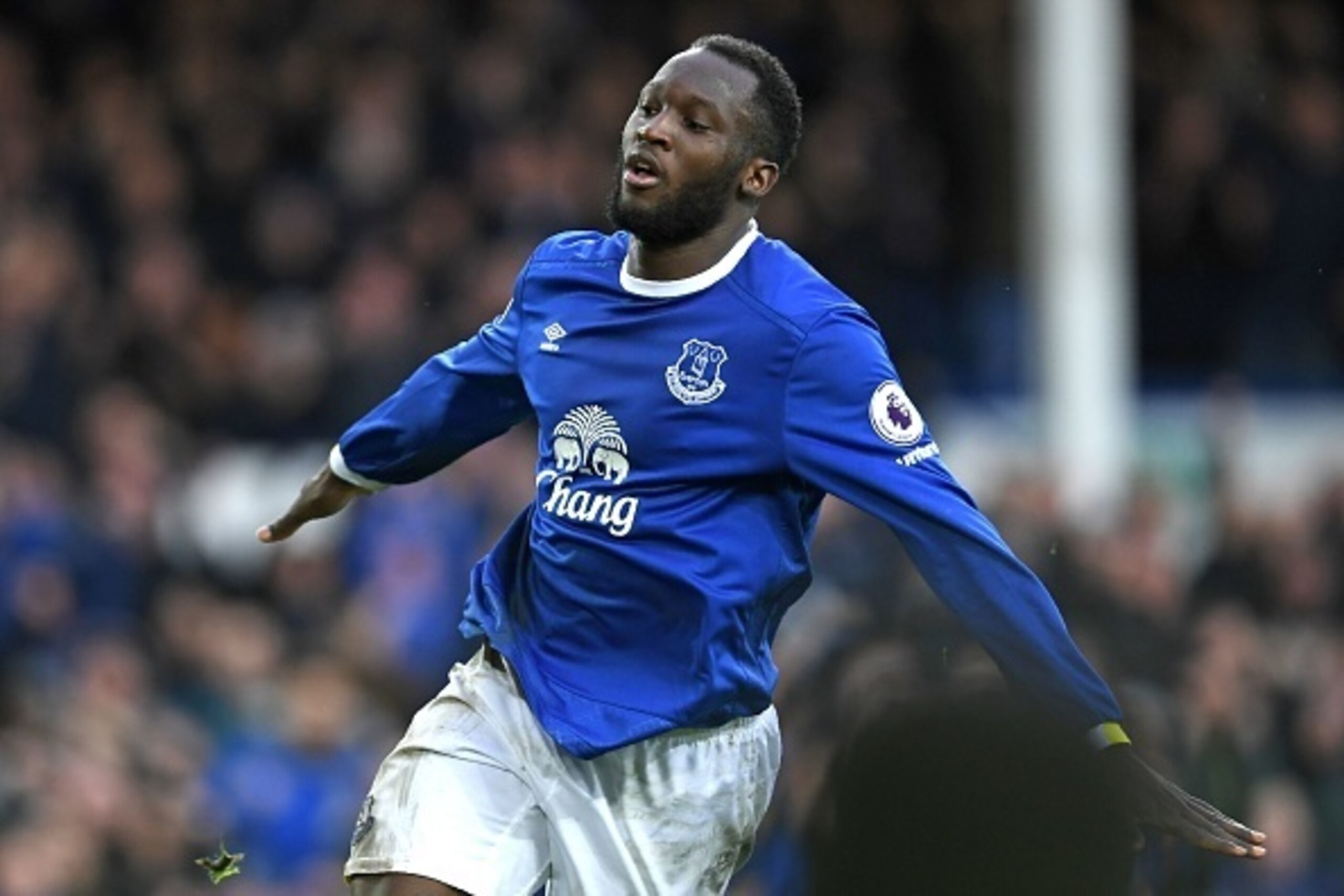 Everton's Belgian striker Romelu Lukaku celebrates after scoring their third goal during the English Premier League football match between Everton and Hull City at Goodison Park in Liverpool, north west England on March 18, 2017. / AFP PHOTO / Paul ELLIS Everton's Belgian striker Romelu Lukaku celebrates after scoring their third goal during the English Premier League football match between Everton and Hull City at Goodison Park in Liverpool, north west England on March 18, 2017. / AFP PHOTO / Paul ELLIS