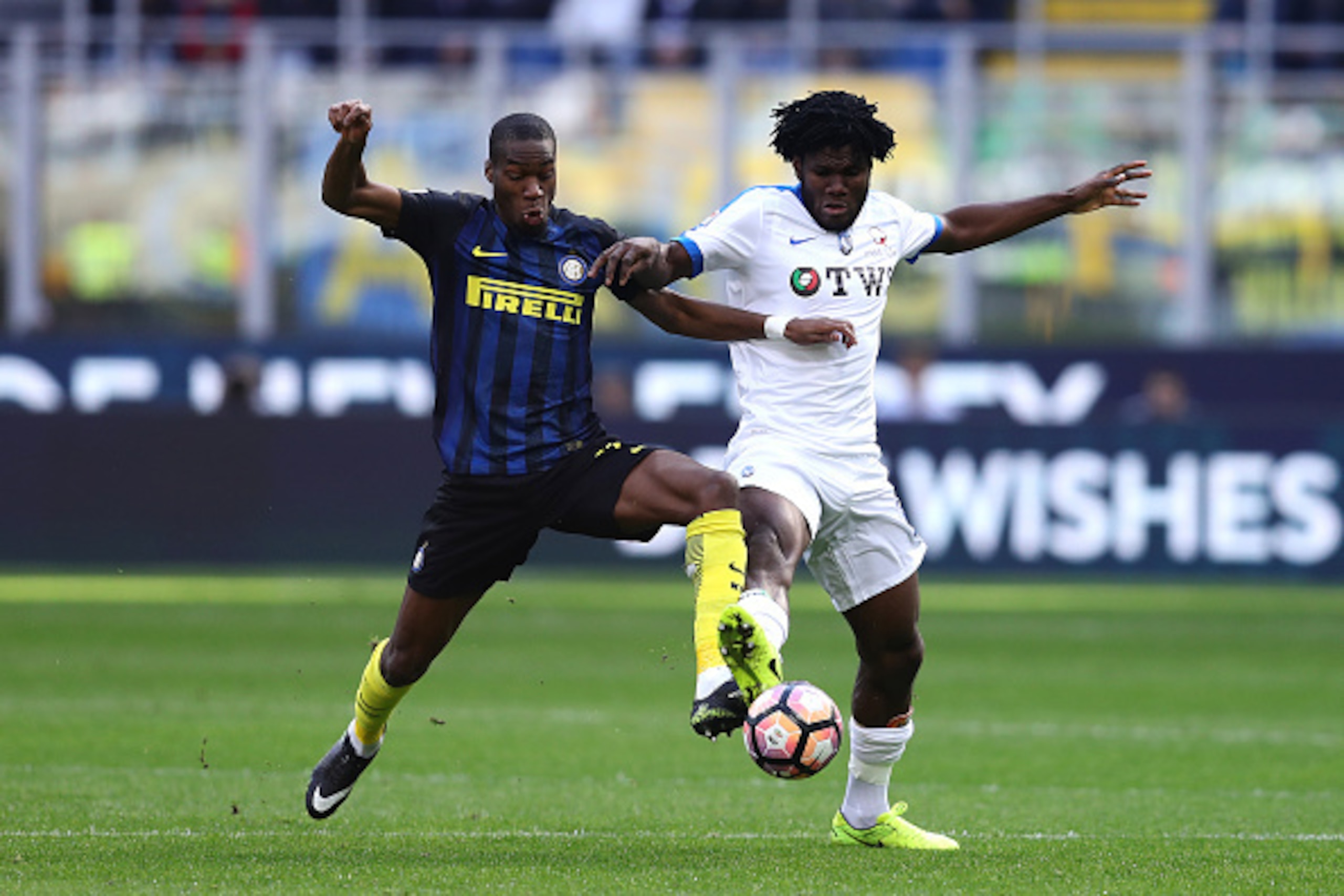 MILAN, ITALY - MARCH 12: Geoffrey Kondogbia (L) of FC Internazionale in action with Franck Kessie of Atalanta BC during the Serie A match between FC Internazionale and Atalanta BC at Stadio Giuseppe Meazza on March 12, 2017 in Milan, Italy. (Photo by Chri