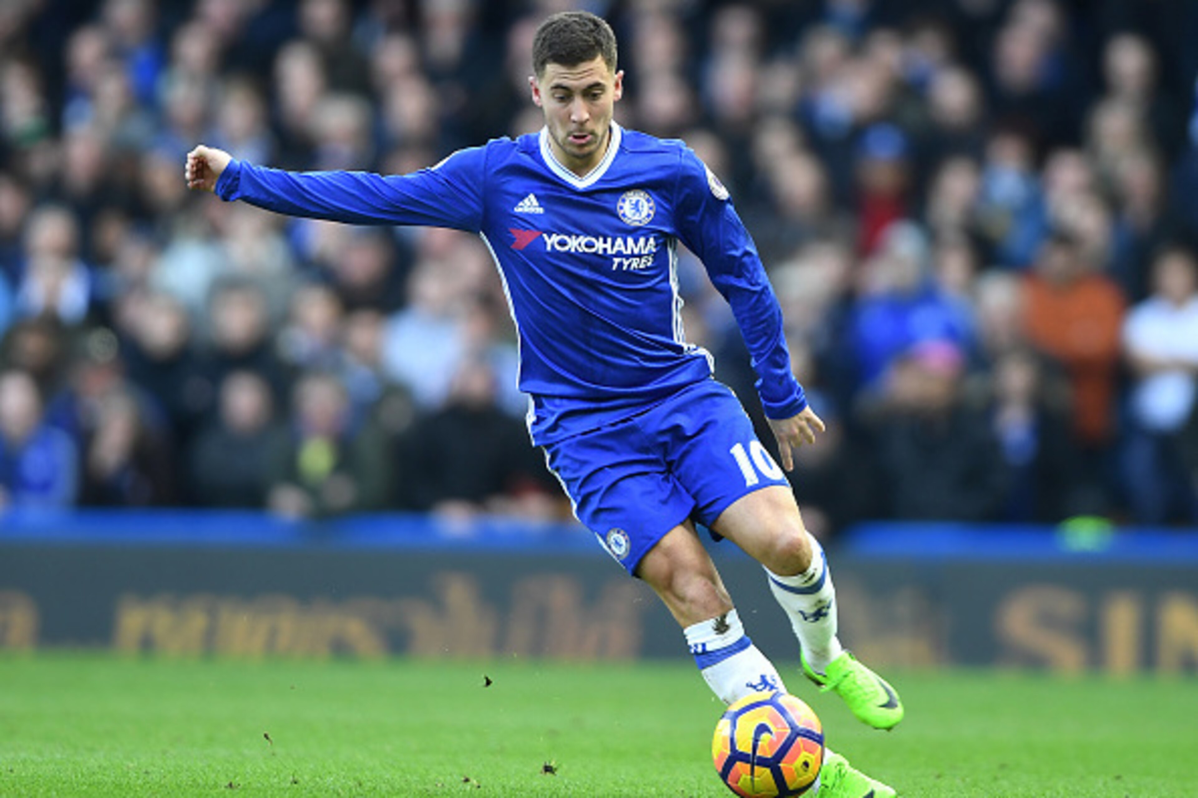 LONDON, ENGLAND - FEBRUARY 04:  Eden Hazard of Chelsea in action during the Premier League match between Chelsea and Arsenal at Stamford Bridge on February 4, 2017 in London, England.  (Photo by Mike Hewitt/Getty Images)