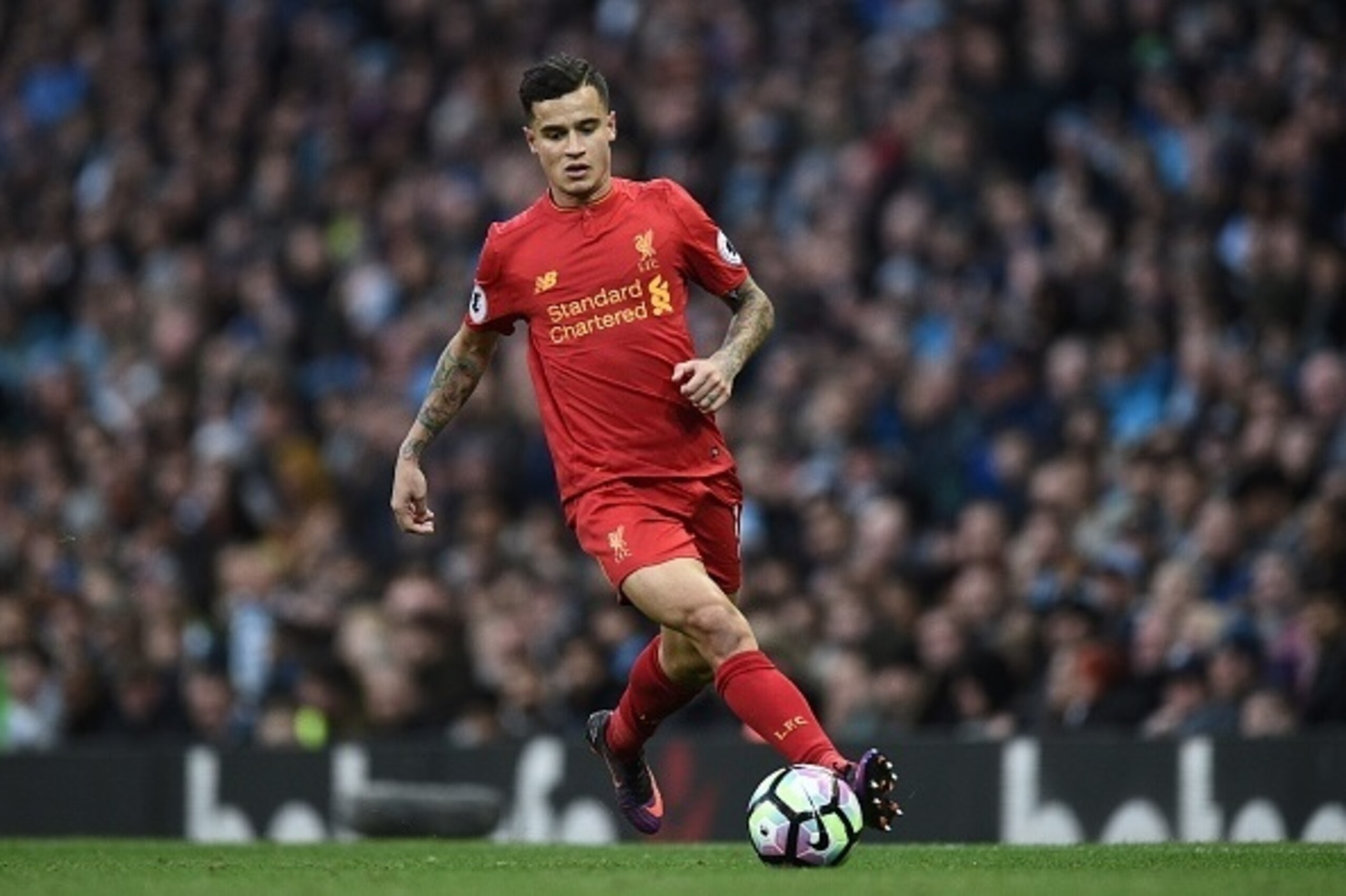 Liverpool's Brazilian midfielder Philippe Coutinho runs with the ball during the English Premier League football match between Manchester City and Liverpool at the Etihad Stadium in Manchester, north west England, on March 19, 2017. / AFP PHOTO / Oli SCAR Liverpool's Brazilian midfielder Philippe Coutinho runs with the ball during the English Premier League football match between Manchester City and Liverpool at the Etihad Stadium in Manchester, north west England, on March 19, 2017. / AFP PHOTO / Oli SCAR