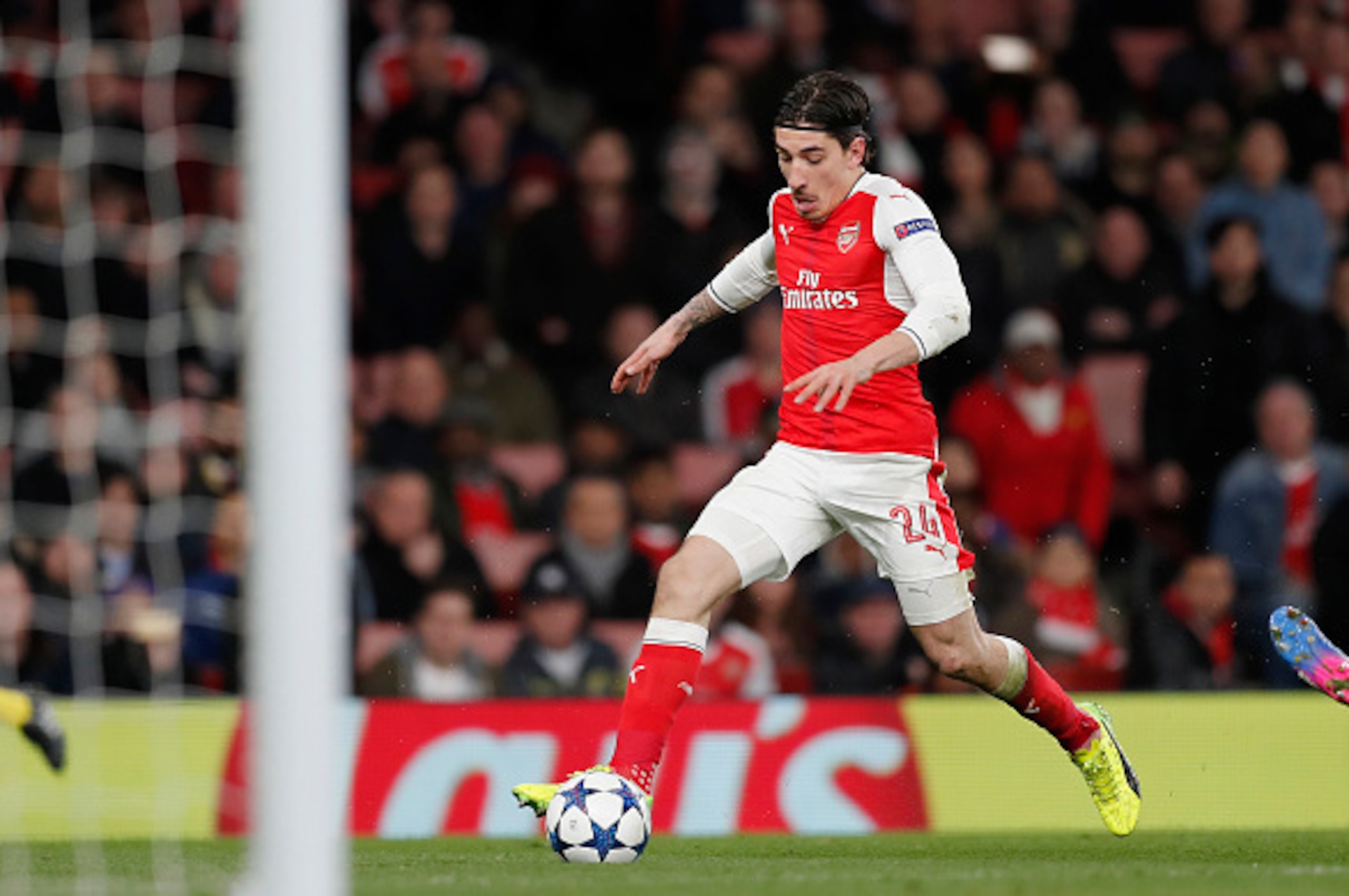 LONDON, ENGLAND - MARCH 07:  Hector Bellerin of Arsenal runs with the ball during the UEFA Champions League Round of 16 second leg match between Arsenal FC and FC Bayern Muenchen at Emirates Stadium on March 7, 2017 in London, United Kingdom.  (Photo by B