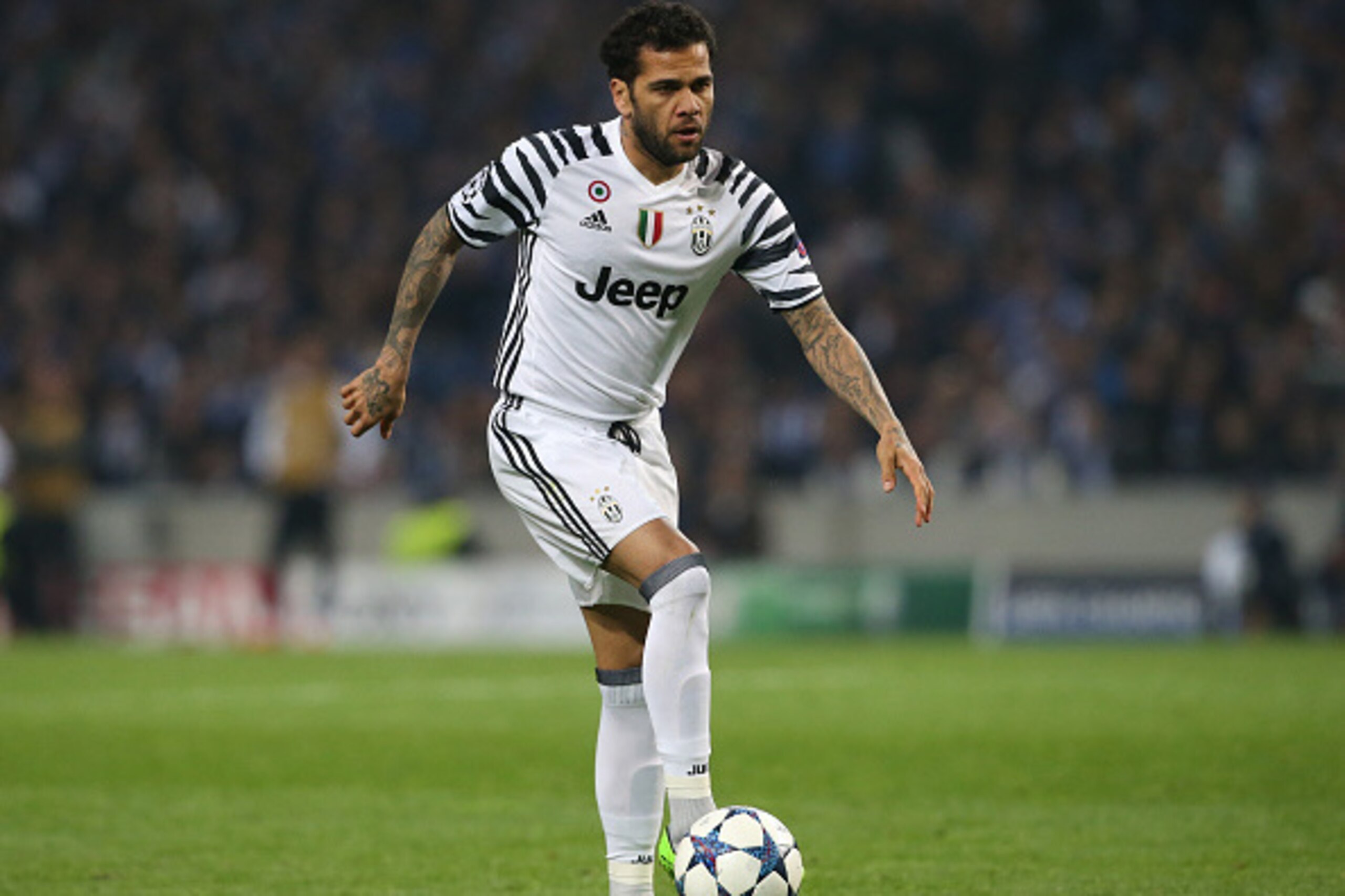 PORTO, PORTUGAL - FEBRUARY 22:  Juventus defender Dani Alves from Brazil in action during the UEFA Champions League Round of 16 - First Leg match between FC Porto and Juventus at Estadio do Dragao on February 22, 2017 in Porto, Portugal.  (Photo by Gualte