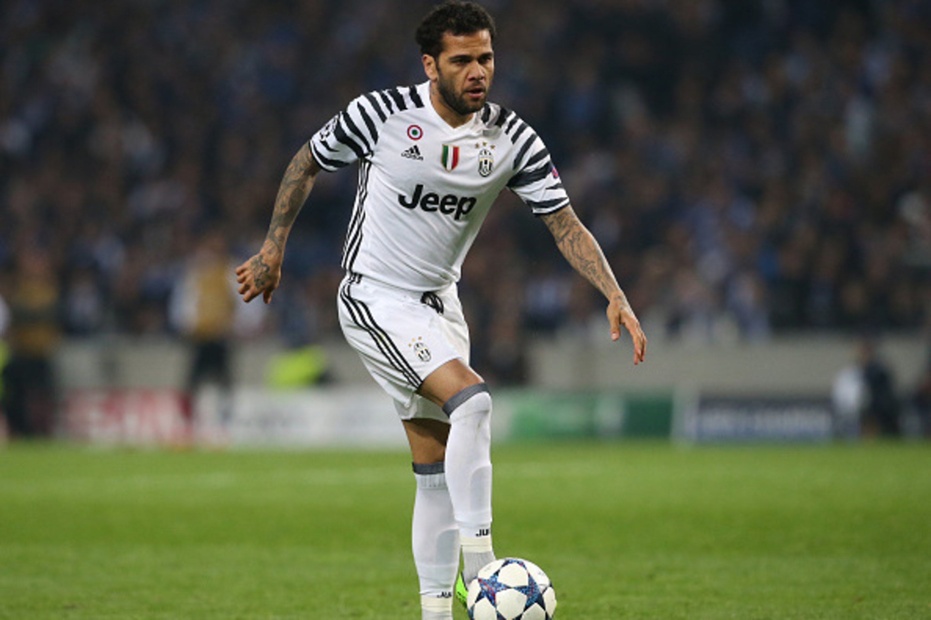 PORTO, PORTUGAL - FEBRUARY 22:  Juventus defender Dani Alves from Brazil in action during the UEFA Champions League Round of 16 - First Leg match between FC Porto and Juventus at Estadio do Dragao on February 22, 2017 in Porto, Portugal.  (Photo by Gualte