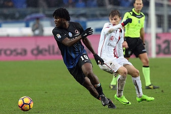 BERGAMO, ITALY - FEBRUARY 05:  Franck Kessie (L) of Atalanta competes for the ball with Nicolò Barella of Cagliari during the Serie A match between Atalanta BC and Cagliari Calcio at Stadio Atleti Azzurri d'Italia on February 5, 2017 in Bergamo, Italy.  (