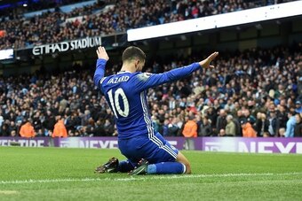 Chelsea's Belgian midfielder Eden Hazard celebrates scoring his team's third goal during the English Premier League football match between Manchester City and Chelsea at the Etihad Stadium in Manchester, north west England, on December 3, 2016. / AFP / Pa