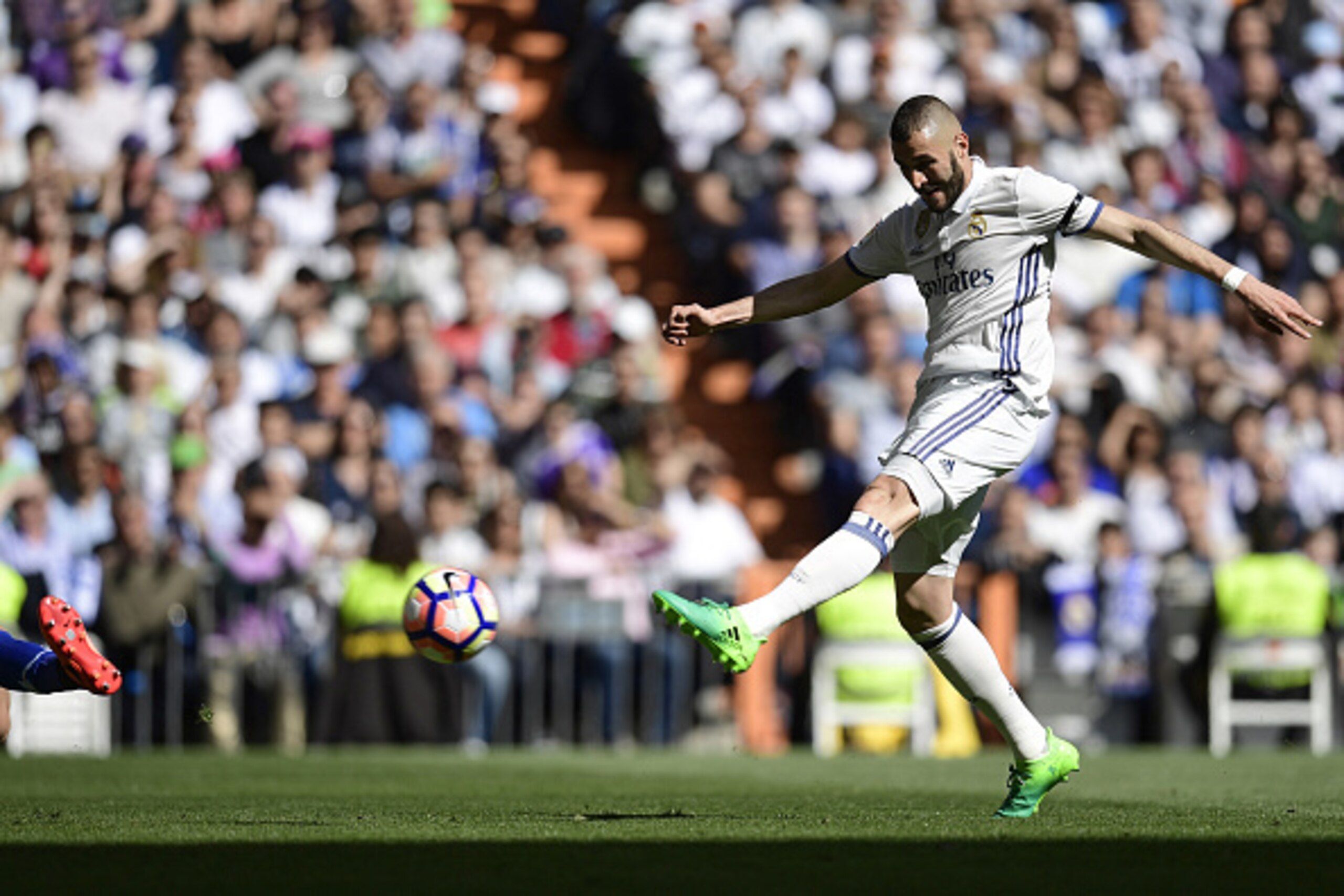 Real Madrid's French forward Karim Benzema shoots to score a goal during the Spanish league football match Real Madrid CF vs Deportivo Alaves at the Santiago Bernabeu stadium in Madrid on April 2, 2017. / AFP PHOTO / JAVIER SORIANO        (Photo credit sh