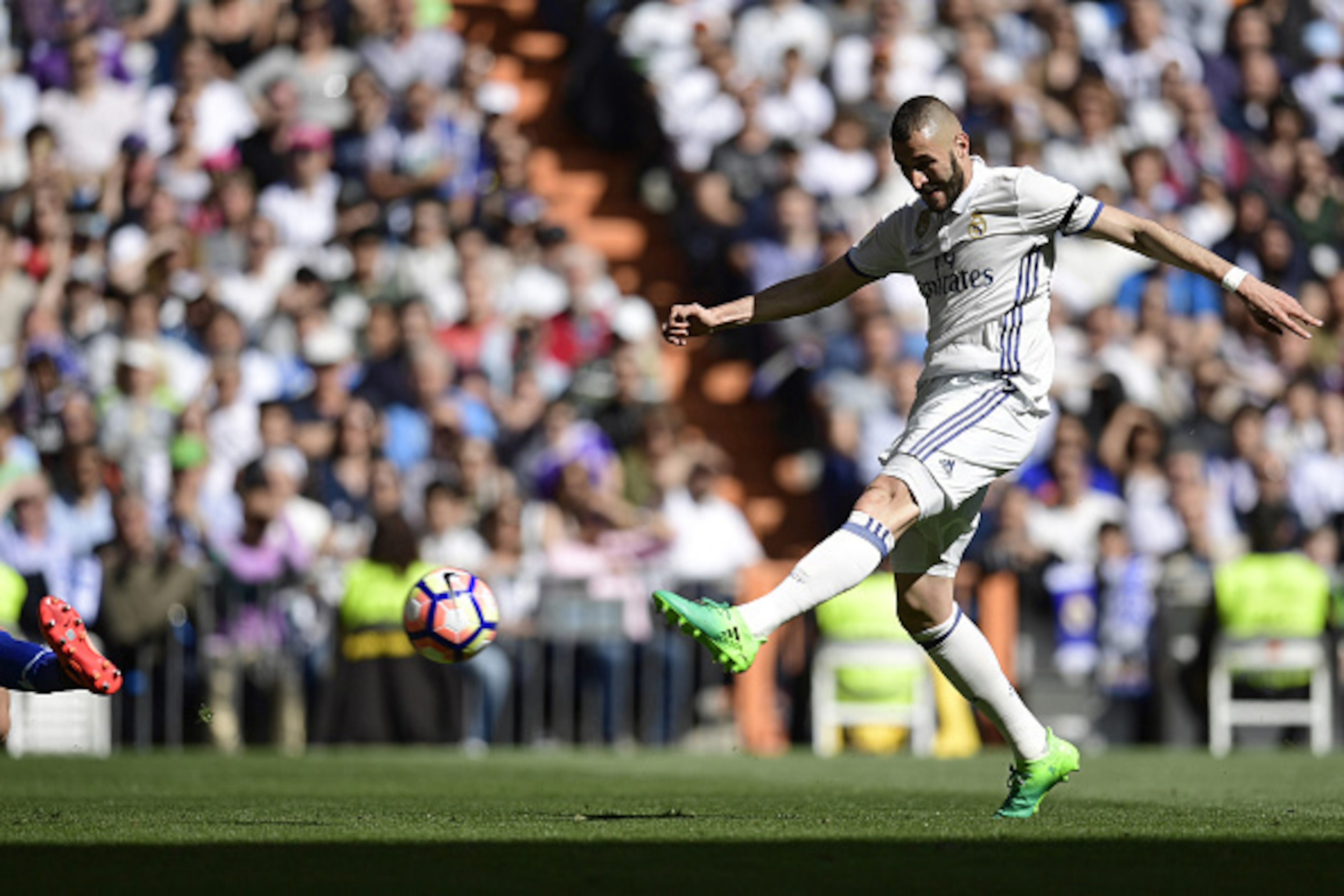 Real Madrid's French forward Karim Benzema shoots to score a goal during the Spanish league football match Real Madrid CF vs Deportivo Alaves at the Santiago Bernabeu stadium in Madrid on April 2, 2017. / AFP PHOTO / JAVIER SORIANO        (Photo credit sh
