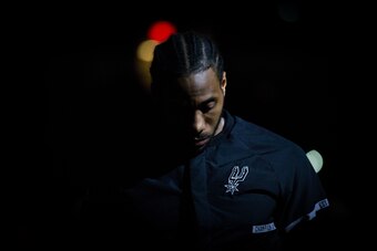 Leonard before a game against the Sacramento Kings on March 19, 2017.