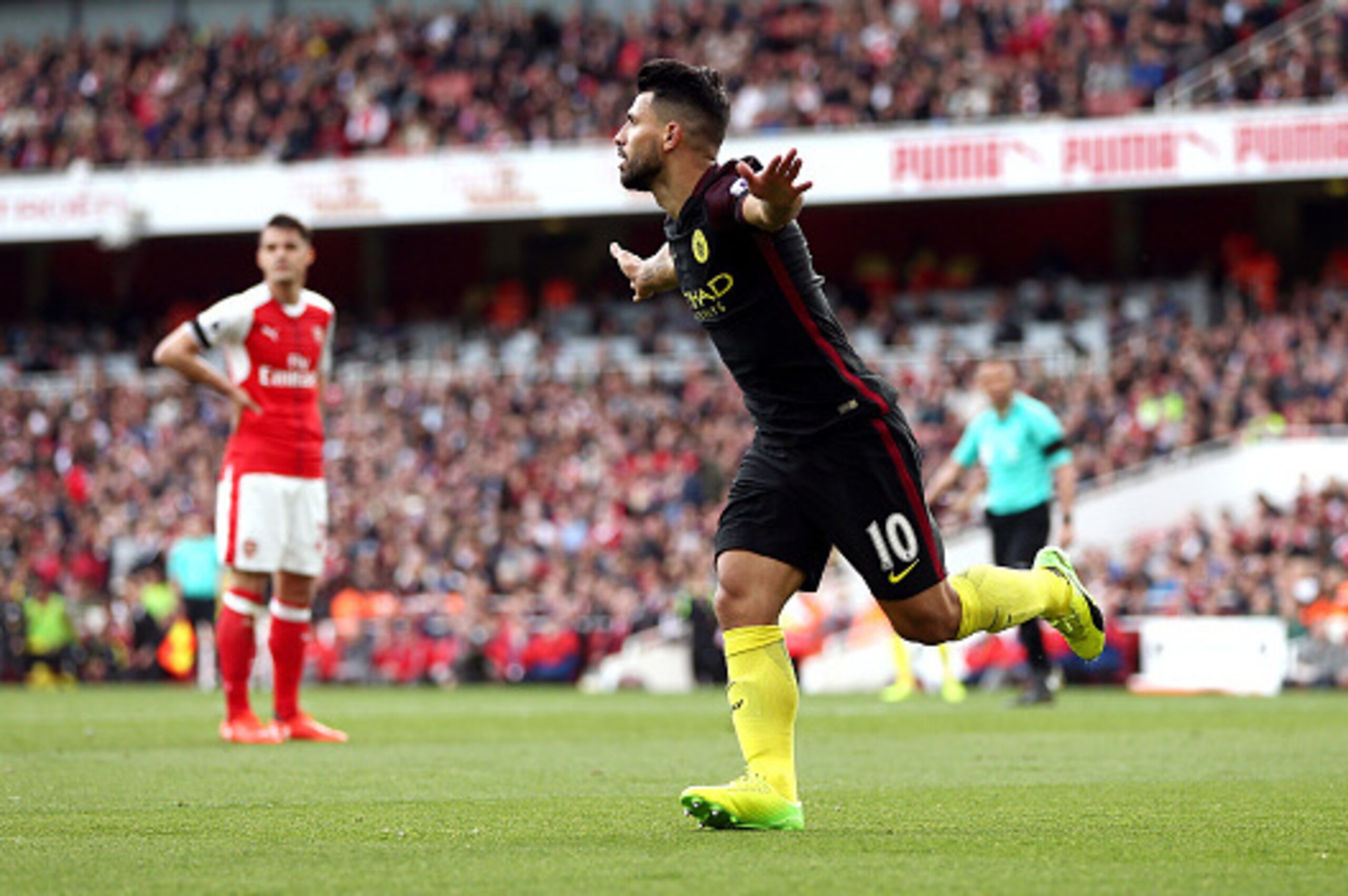 LONDON, ENGLAND - APRIL 02: Sergio Aguero of Manchester City celebrates after he scores a goal to make it 1-2 during the Premier League match between Arsenal and Manchester City at Emirates Stadium on April 2, 2017 in London, England. (Photo by Catherine LONDON, ENGLAND - APRIL 02: Sergio Aguero of Manchester City celebrates after he scores a goal to make it 1-2 during the Premier League match between Arsenal and Manchester City at Emirates Stadium on April 2, 2017 in London, England. (Photo by Catherine