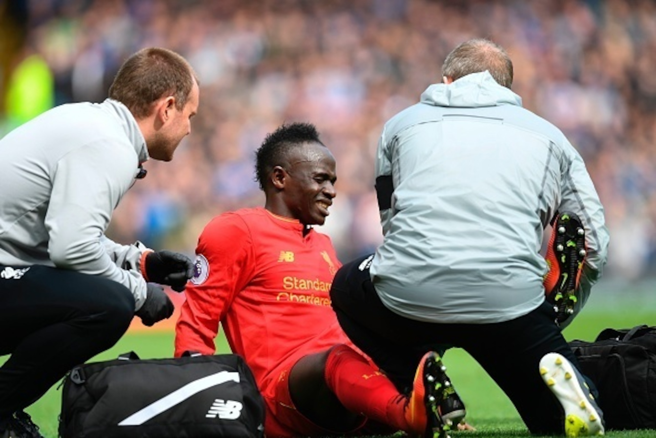 Liverpool's Senegalese midfielder Sadio Mane reacts as he receives medical attention after picking up an injury during the English Premier League football match between Liverpool and Everton at Anfield in Liverpool, north west England on April 1, 2017. / Liverpool's Senegalese midfielder Sadio Mane reacts as he receives medical attention after picking up an injury during the English Premier League football match between Liverpool and Everton at Anfield in Liverpool, north west England on April 1, 2017. /