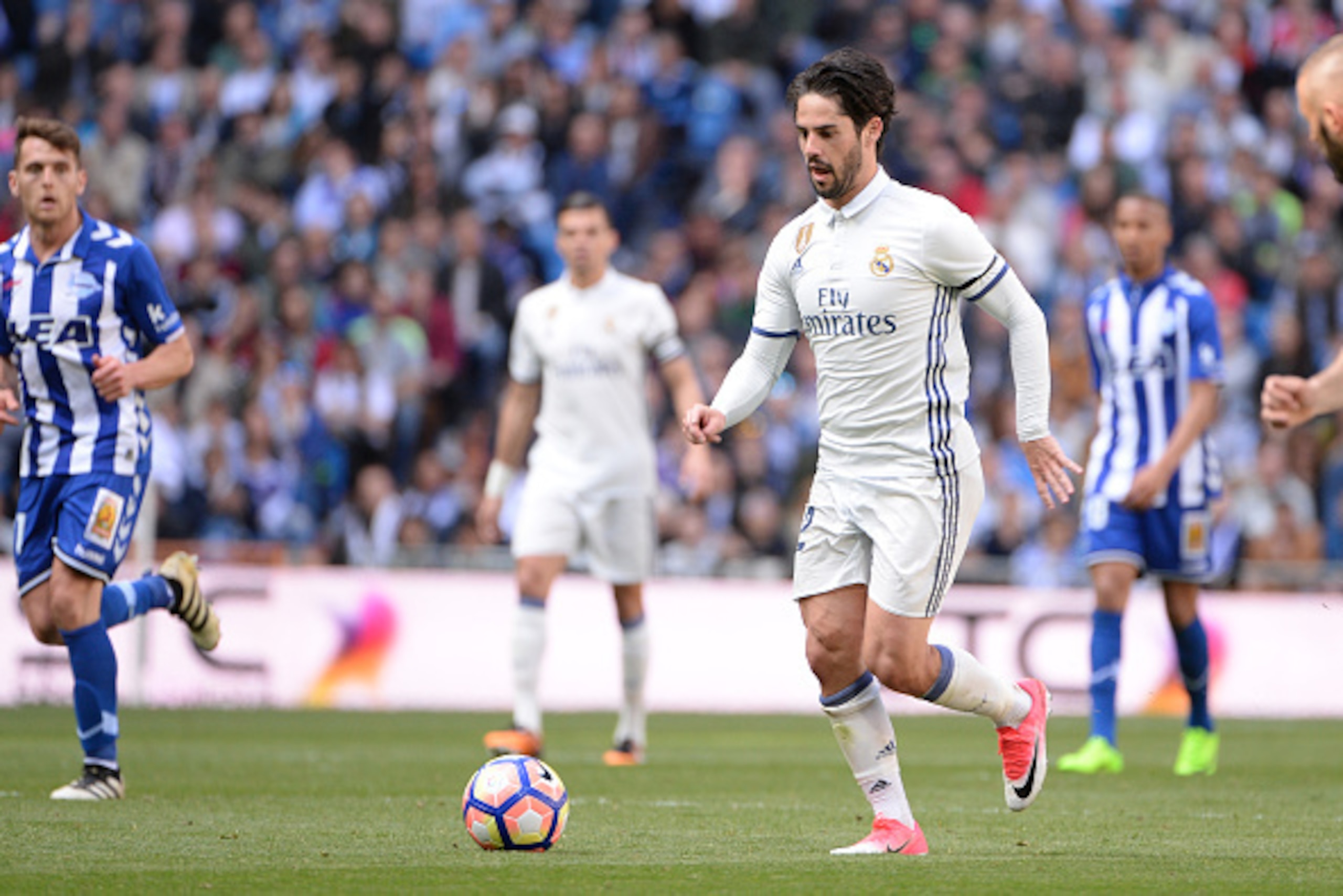 MADRID, SPAIN - APRIL 2:  Isco, #22 of Real Madrid during the La Liga match between Real Madrid CF v Deportivo Alaves at Santiago Bernabeu on April 2, 2017 in Madrid, Spain. (Photo by Sonia Canada/Getty Images)