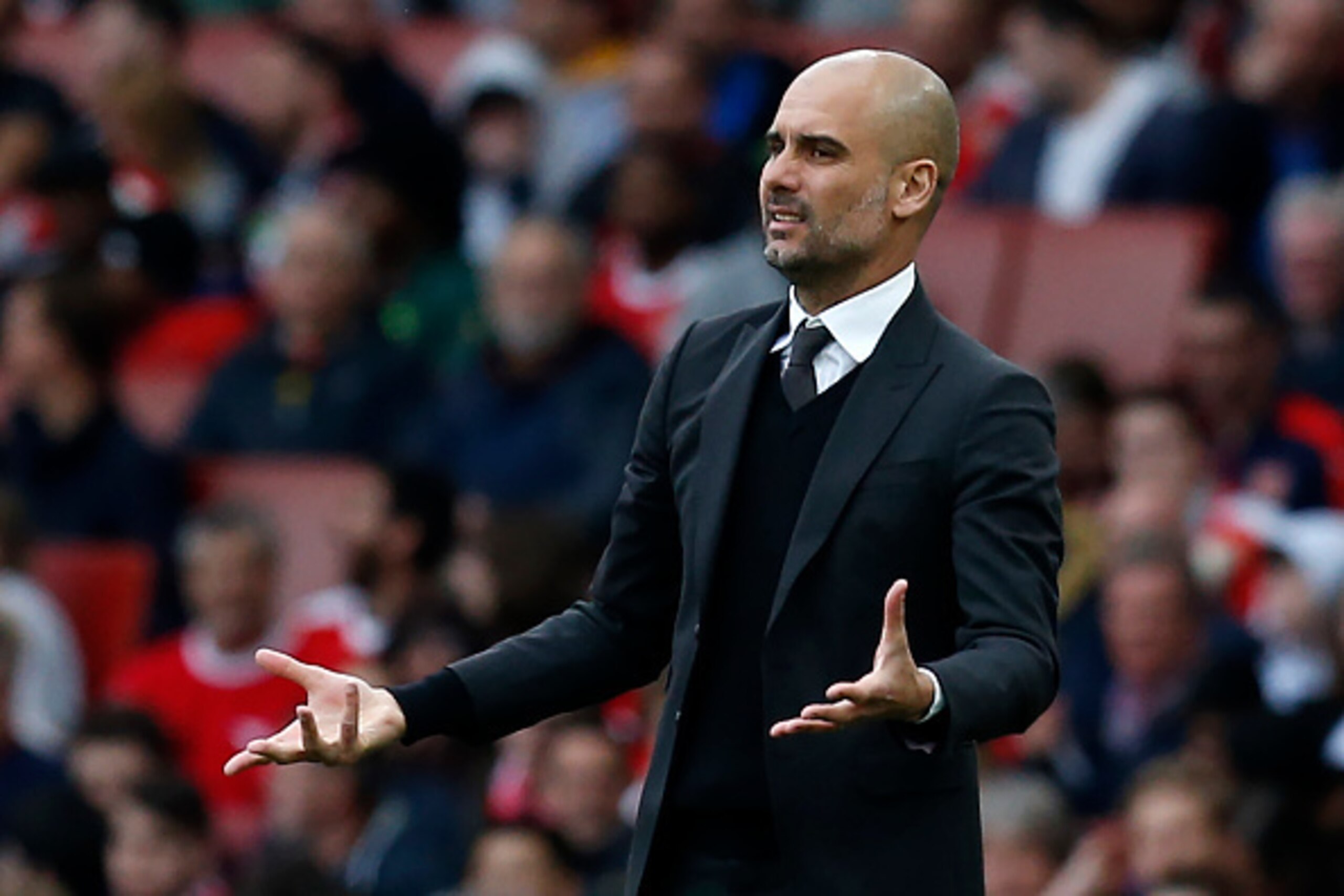Manchester City's Spanish manager Pep Guardiola gestures on the touchline during the English Premier League football match between Arsenal and Manchester City at The Emirates in London, on April 2, 2017. / AFP PHOTO / IKIMAGES / Ian KINGTON / RESTRICTED T
