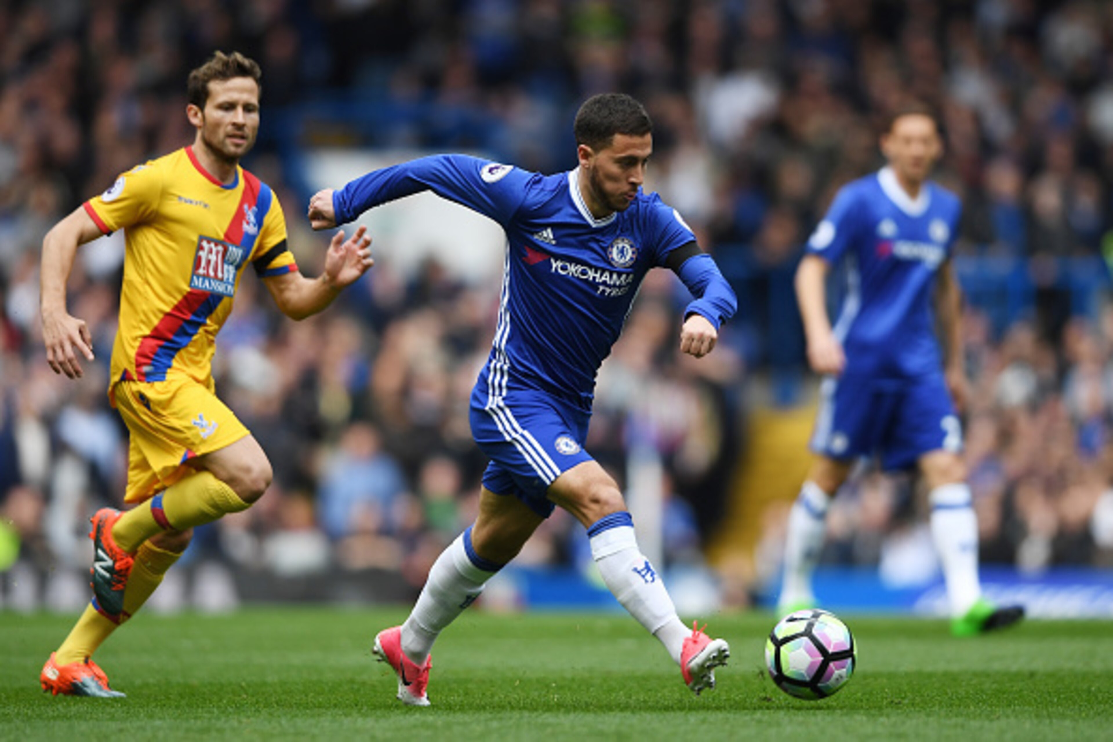 LONDON, ENGLAND - APRIL 01: Eden Hazard of Chelsea in action during the Premier League match between Chelsea and Crystal Palace at Stamford Bridge on April 1, 2017 in London, England.  (Photo by Mike Hewitt/Getty Images)