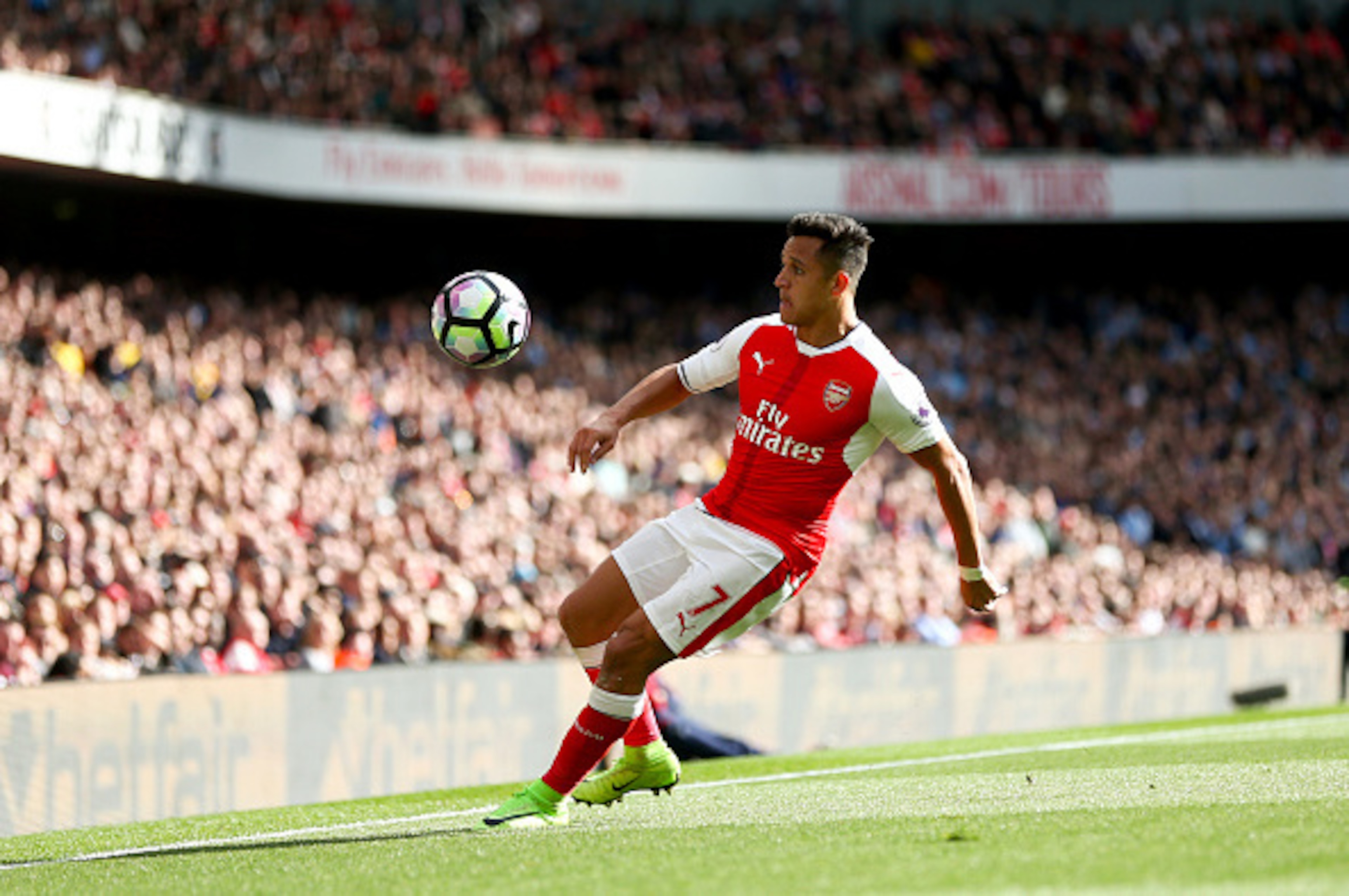 LONDON, ENGLAND - APRIL 02: Alexis Sanchez of Arsenal during the Premier League match between Arsenal and Manchester City at Emirates Stadium on April 2, 2017 in London, England. (Photo by Catherine Ivill - AMA/Getty Images)
