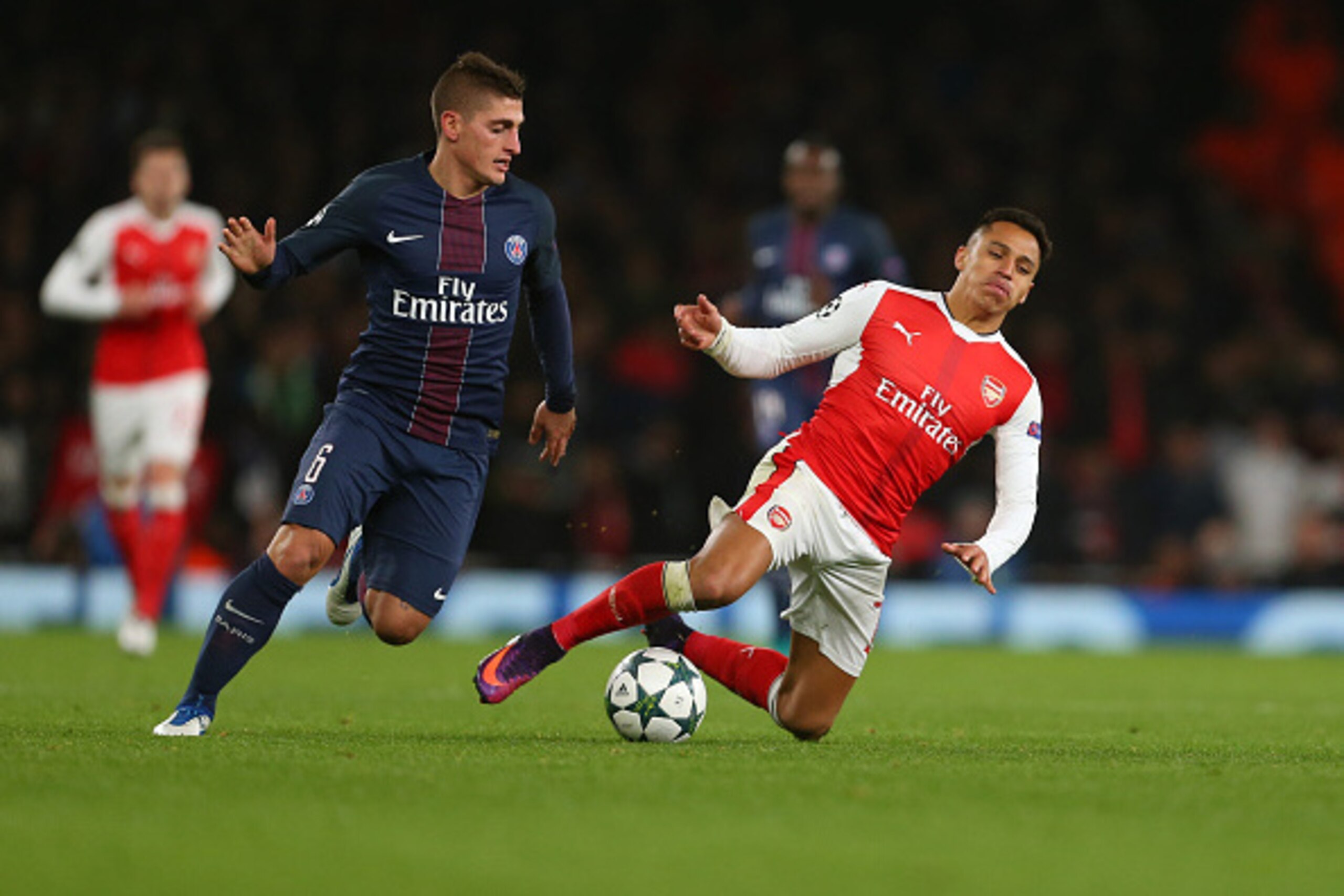 LONDON, ENGLAND - NOVEMBER 23: Marco Verratti Camara of Paris St Germain and Alexis Sanchez of Arsenal during the UEFA Champions League match between Arsenal FC and Paris Saint-Germain at Emirates Stadium on November 23, 2016 in London, England. (Photo by