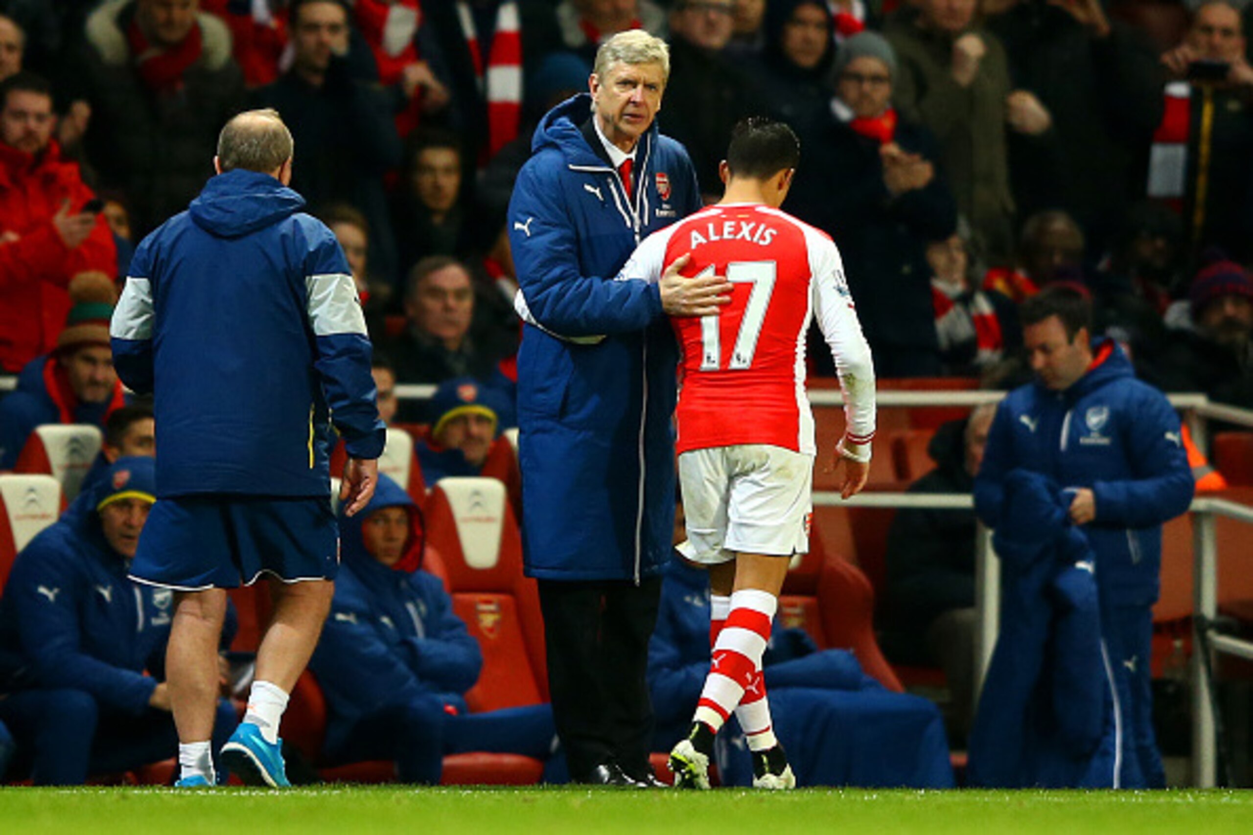 LONDON, ENGLAND - FEBRUARY 10:  Arsene Wenger, manager of Arsenal speaks with Alexis Sanchez of Arsenal as he is substituted during the Barclays Premier League match between Arsenal and Leicester City at Emirates Stadium on February 10, 2015 in London, En