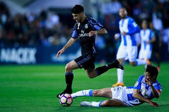 LEGANES, MADRID - APRIL 05: Marco Asensio (L) of Real Madrid CF competes for the ball with Martin M. Mantovani (R) of Deportivo Leganes during the La Liga match between CD Leganes and Real Madrid CF at Estadio Municipal de Butarque on April 5, 2017 in Leg