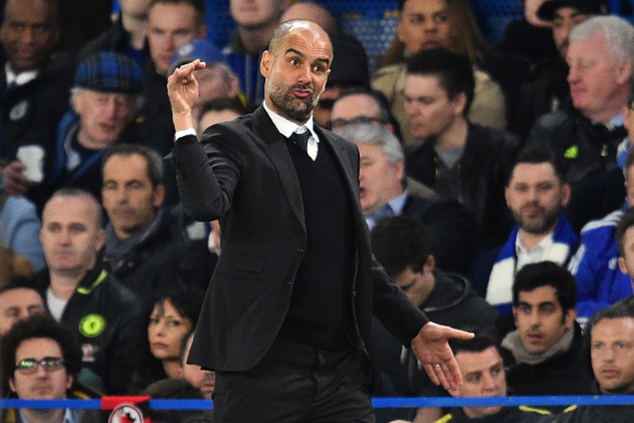 Manchester City's Spanish manager Pep Guardiola shouts instructions to his players from the touchline during the English Premier League football match between Chelsea and Manchester City at Stamford Bridge in London on April 5, 2017. / AFP PHOTO / Glyn KI Manchester City's Spanish manager Pep Guardiola shouts instructions to his players from the touchline during the English Premier League football match between Chelsea and Manchester City at Stamford Bridge in London on April 5, 2017. / AFP PHOTO / Glyn KI