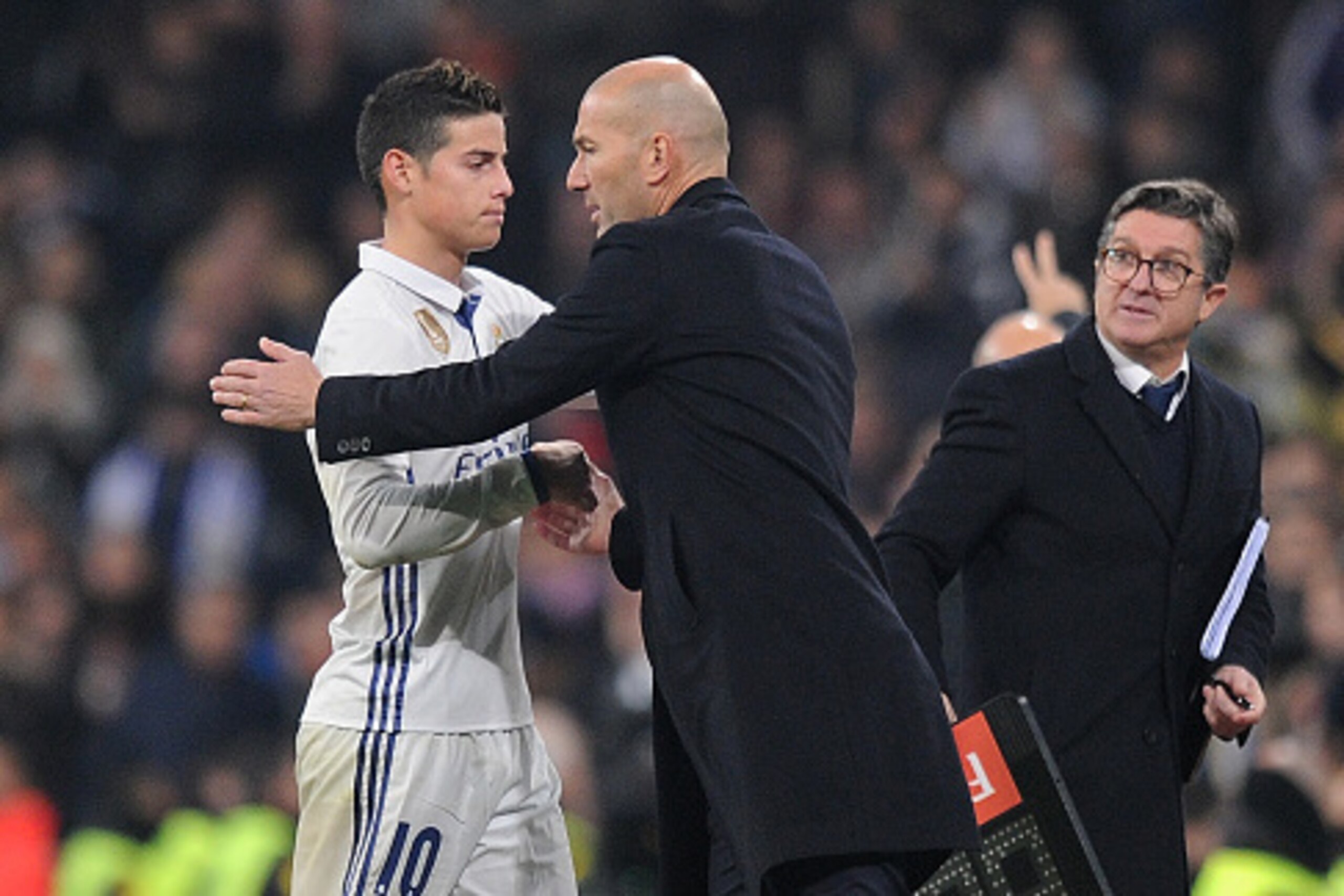 MADRID, SPAIN - JANUARY 04:  James Rodriguez of Real Madrid shakes hands with his manager Zinedine Zidane after being substituted during the Copa del Rey Round of 16 First Leg match between Real Madrid and Sevilla  at Bernabeu on January 4, 2017 in Madrid