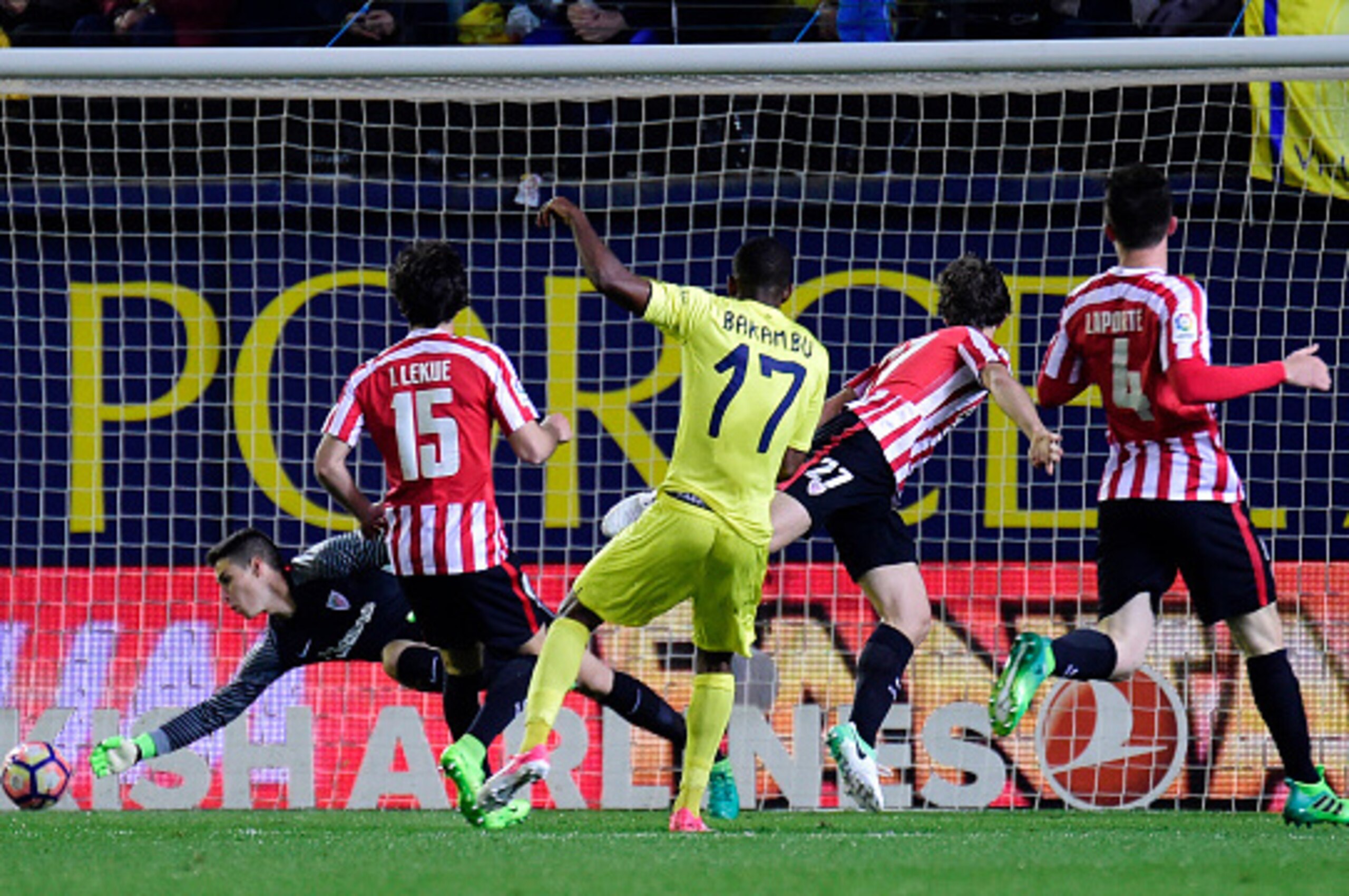 Villarreal's Congolese forward Cedric Bakambu (C) scores a goal during the Spanish league football match Villarreal CF vs Athletic Club Bilbao at El Madrigal stadium in Vila-real on April 7, 2017. / AFP PHOTO / JOSE JORDAN        (Photo credit should read