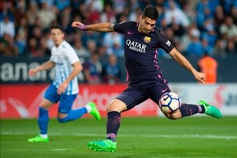 Barcelona's Uruguayan forward Luis Suarez shoots the ball during the Spanish league football match Malaga CF vs FC Barcelona at La Rosaleda stadium in Malaga on April 8, 2017. / AFP PHOTO / JORGE GUERRERO        (Photo credit should read JORGE GUERRERO/AF