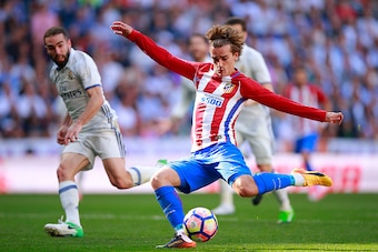MADRID, SPAIN - APRIL 08: Antoine Griezmann of Atletico de Madrid scores their opening goal during the La Liga match between Real Madrid CF and Club Atletico de Madrid at Estadio Santiago Bernabeu on April 8, 2017 in Madrid, Spain.  (Photo by Gonzalo Arro