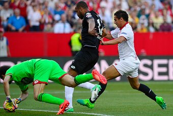 Deportivo La Coruna's Argentinian goalkeeper German Dario Lux (L) secures the ball beside Deportivo La Coruna's Brazilian defender Sidnei (C) and Sevilla's French forward Wissam Ben Yedder during the Spanish league football match Sevilla FC vs RC Deportiv