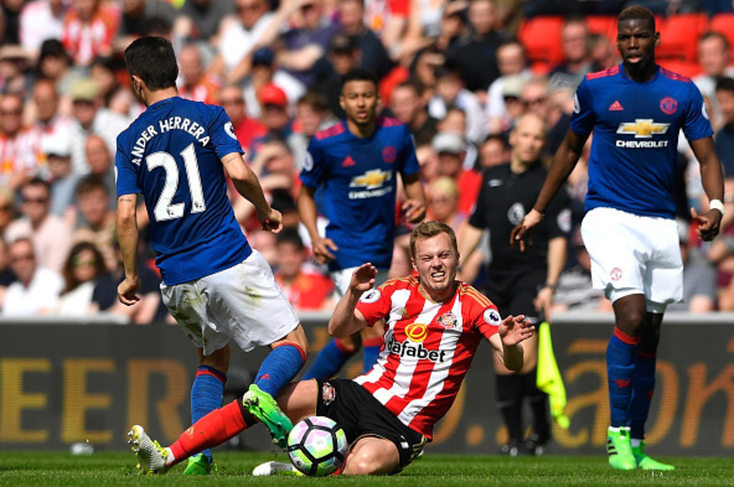 SUNDERLAND, ENGLAND - APRIL 09: Sebastian Larsson of Sunderland fouls Ander Herrera of Manchester United leading to his sending off during the Premier League match between Sunderland and Manchester United at Stadium of Light on April 9, 2017 in Sunderlan SUNDERLAND, ENGLAND - APRIL 09: Sebastian Larsson of Sunderland fouls Ander Herrera of Manchester United leading to his sending off during the Premier League match between Sunderland and Manchester United at Stadium of Light on April 9, 2017 in Sunderlan