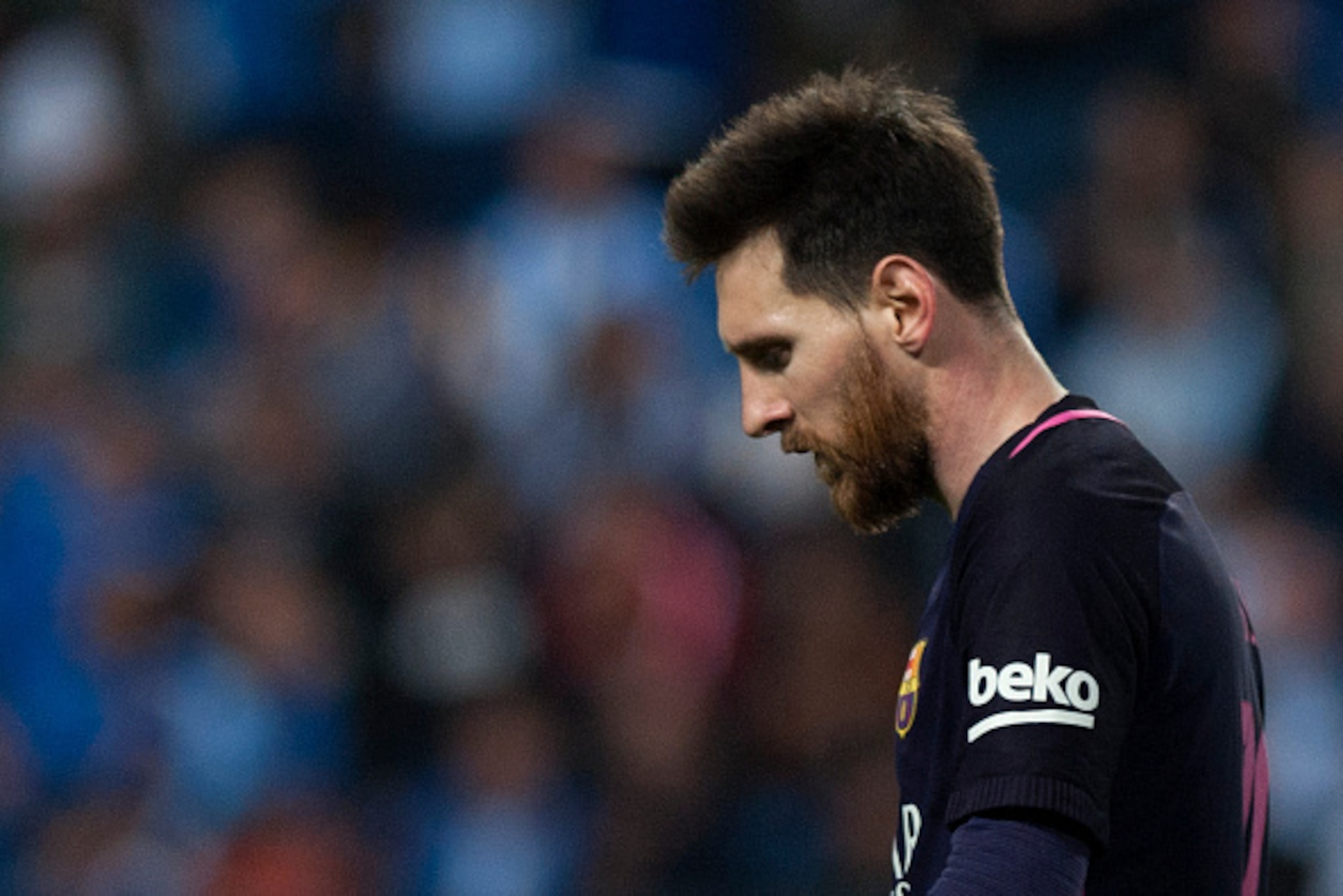 TOPSHOT - Barcelona's Argentinian forward Lionel Messi stands during the Spanish league football match Malaga CF vs FC Barcelona at La Rosaleda stadium in Malaga on April 8, 2017. / AFP PHOTO / JORGE GUERRERO        (Photo credit should read JORGE GUERRER