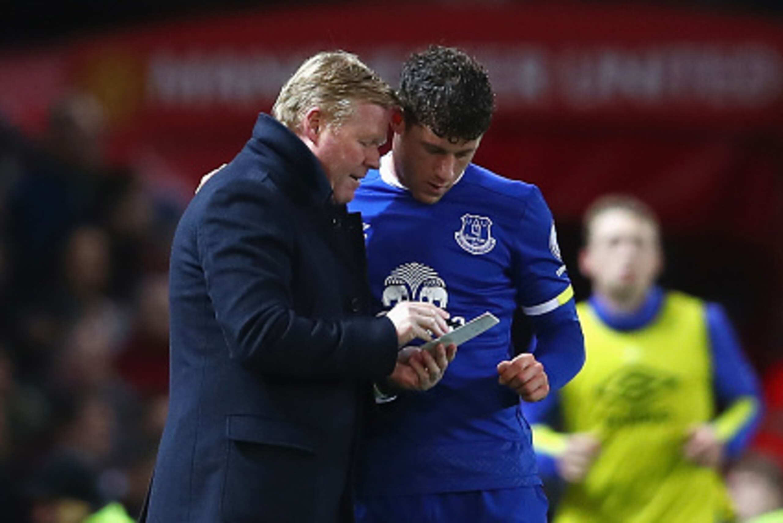 MANCHESTER, ENGLAND - APRIL 04: Ronald Koeman, Manager of Everton speaks to Ross Barkley of Everton during the Premier League match between Manchester United and Everton at Old Trafford on April 4, 2017 in Manchester, England. (Photo by Clive Brunskill/G MANCHESTER, ENGLAND - APRIL 04: Ronald Koeman, Manager of Everton speaks to Ross Barkley of Everton during the Premier League match between Manchester United and Everton at Old Trafford on April 4, 2017 in Manchester, England. (Photo by Clive Brunskill/G