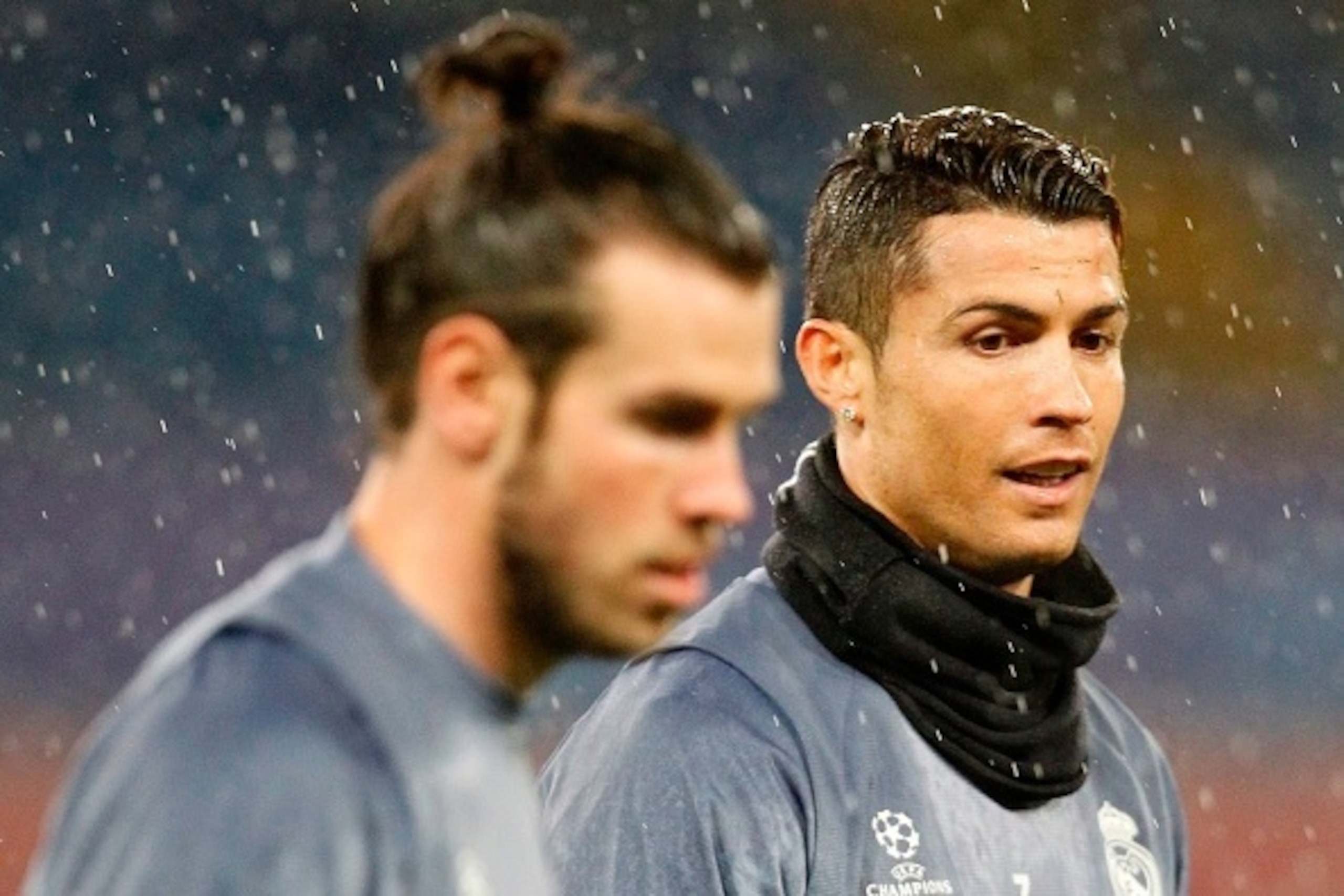 Real Madrid's Portuguese forward Cristiano Ronaldo (R) and Real Madrid's Welsh forward Gareth Bale attend a training session under heavy rain on the eve of the Champions League football match Napoli vs Real Madrid on March 6, 2017 at the San Paolo stadium